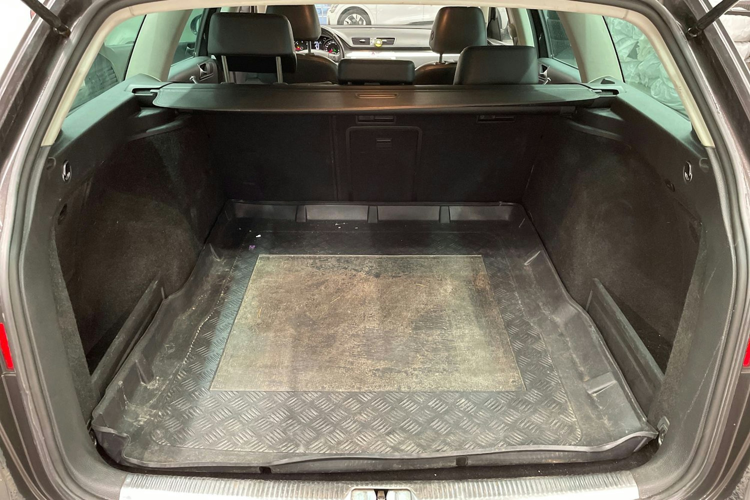 ruskea (beige) Volkswagen Passat 2009 kuva 12.