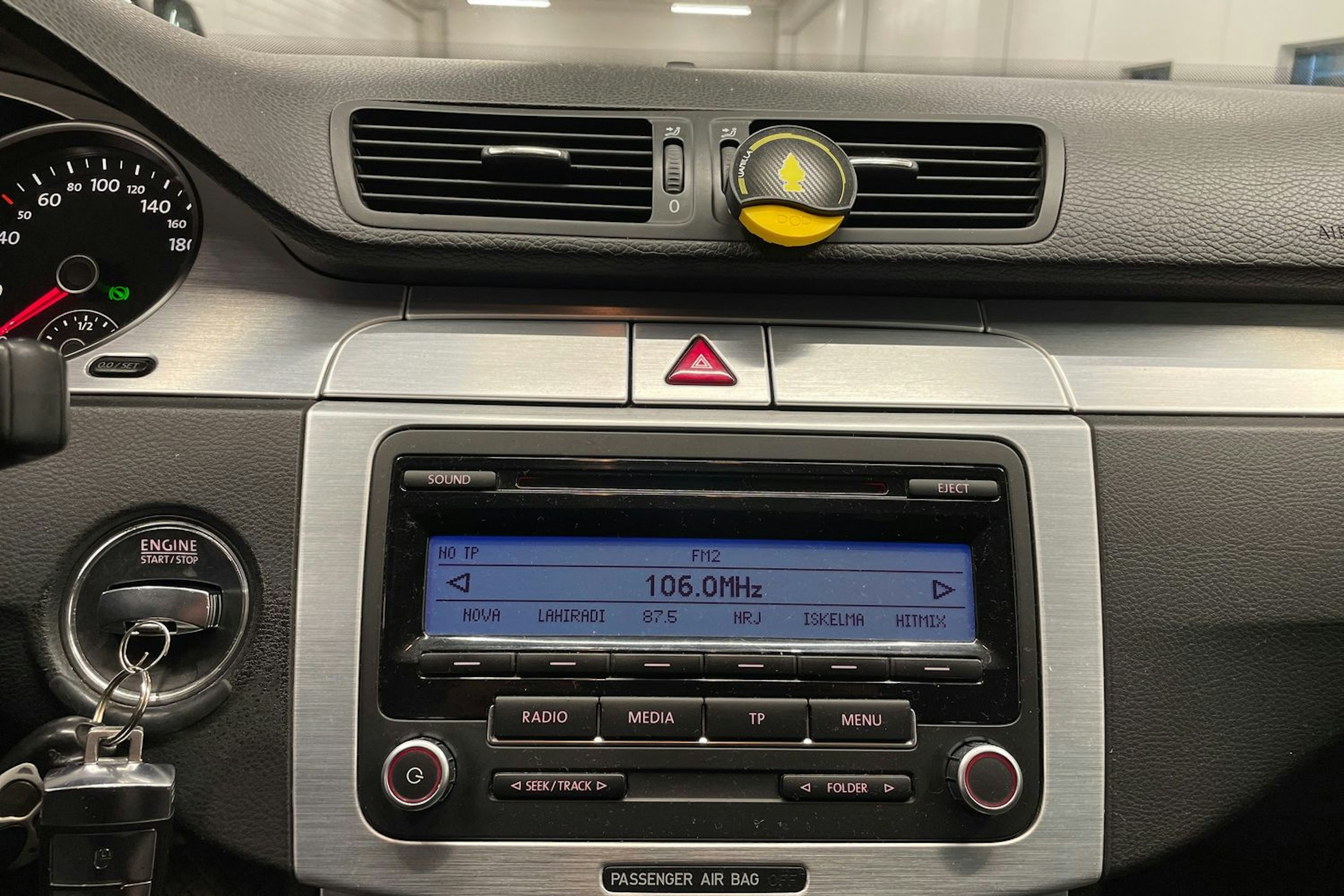 ruskea (beige) Volkswagen Passat 2009 kuva 14.