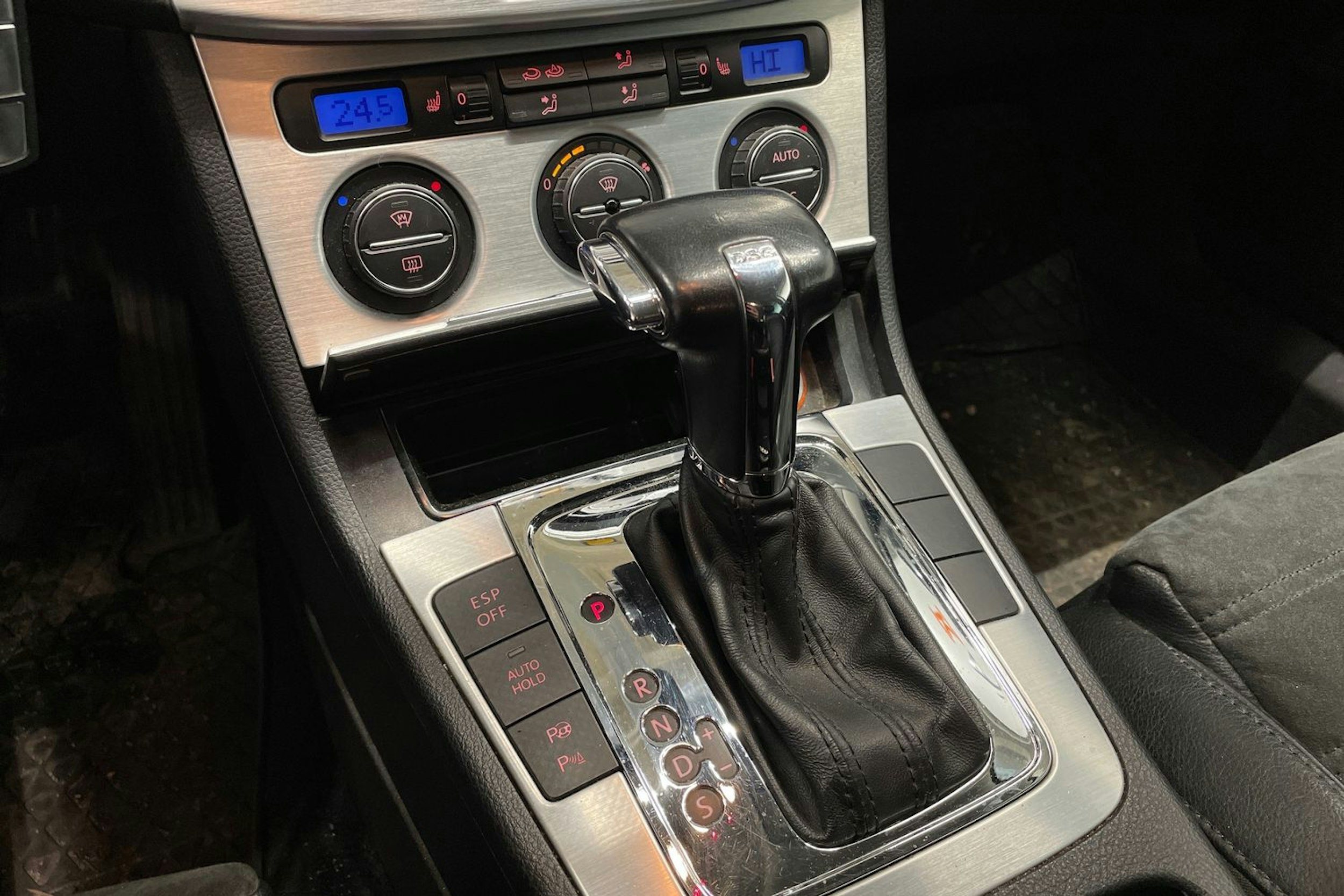 ruskea (beige) Volkswagen Passat 2009 kuva 15.