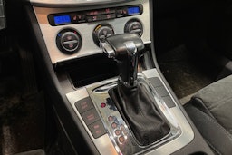 ruskea (beige) Volkswagen Passat 2009 kuva 15.