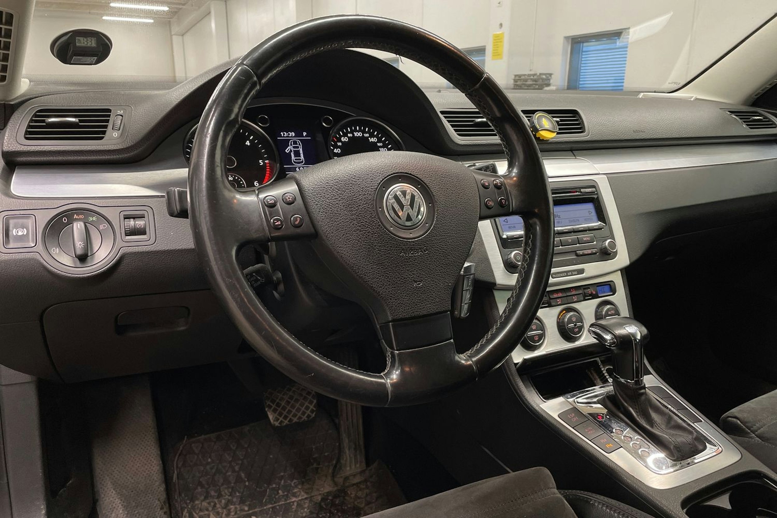 ruskea (beige) Volkswagen Passat 2009 kuva 21.