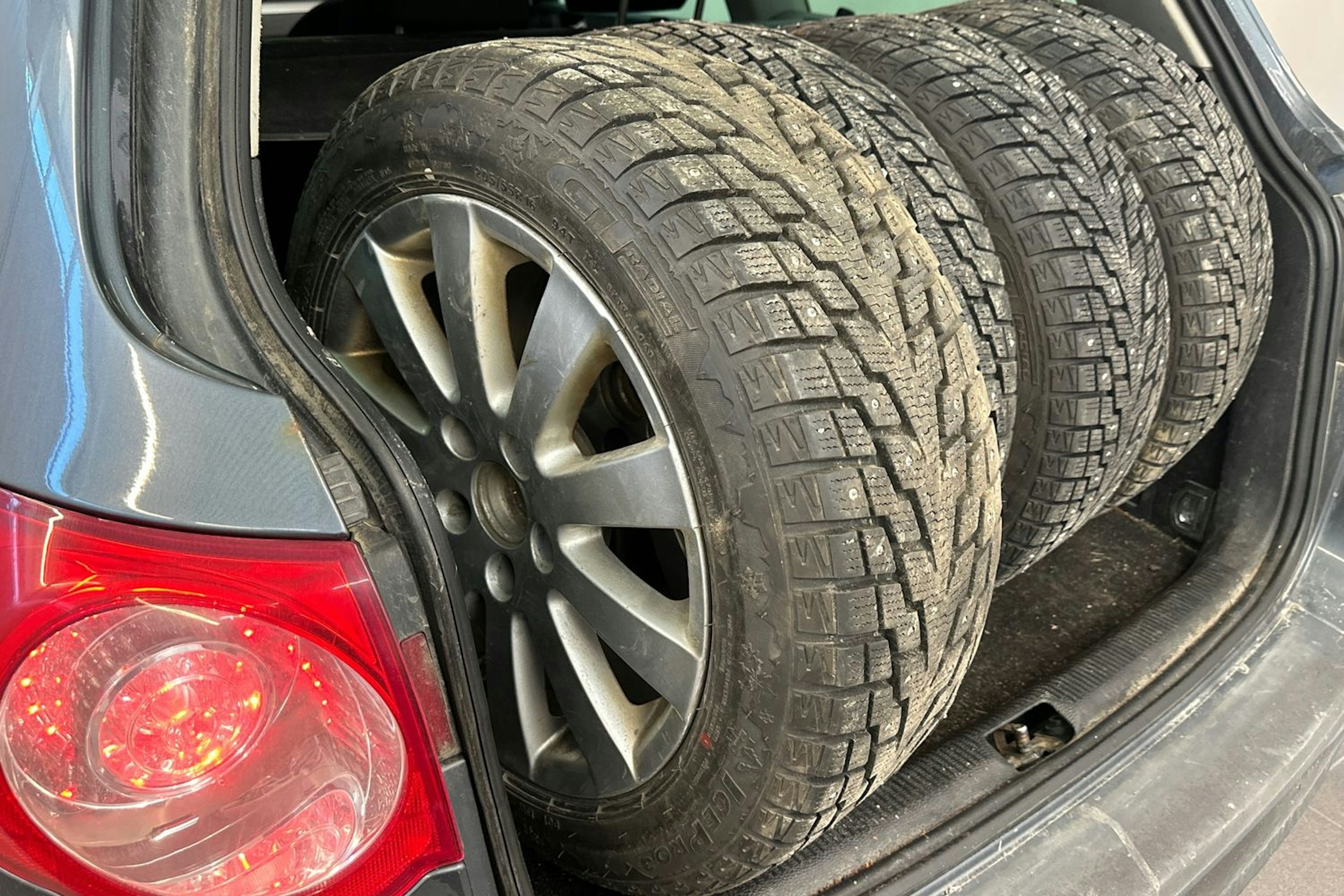 sininen Volkswagen Passat 2009 kuva 11.