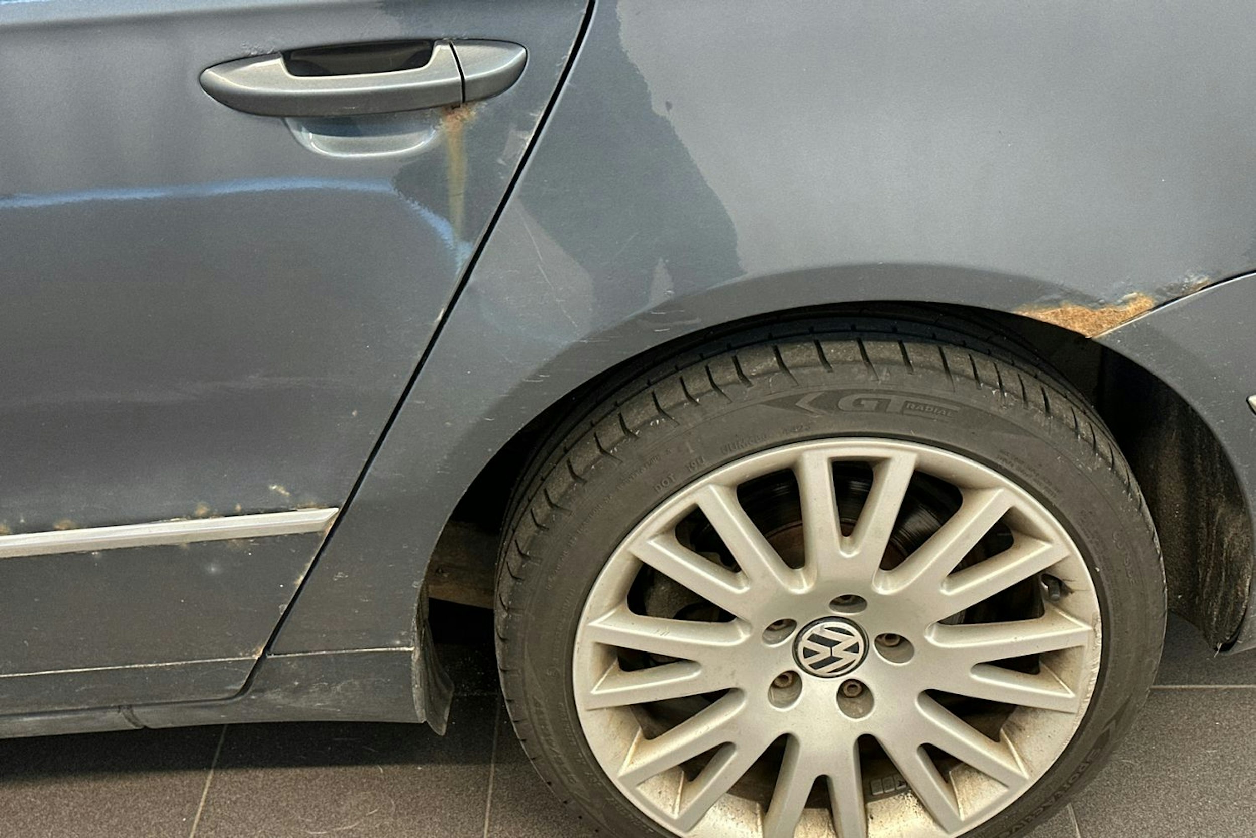sininen Volkswagen Passat 2009 kuva 27.