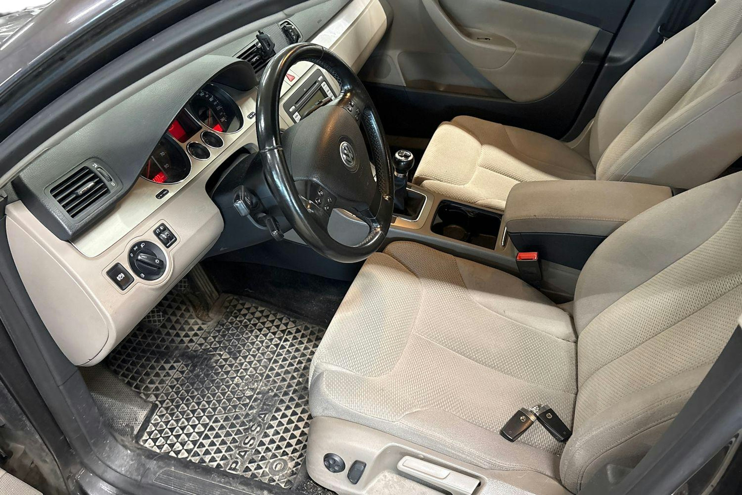 ruskea (beige) Volkswagen Passat 2009 kuva 6.