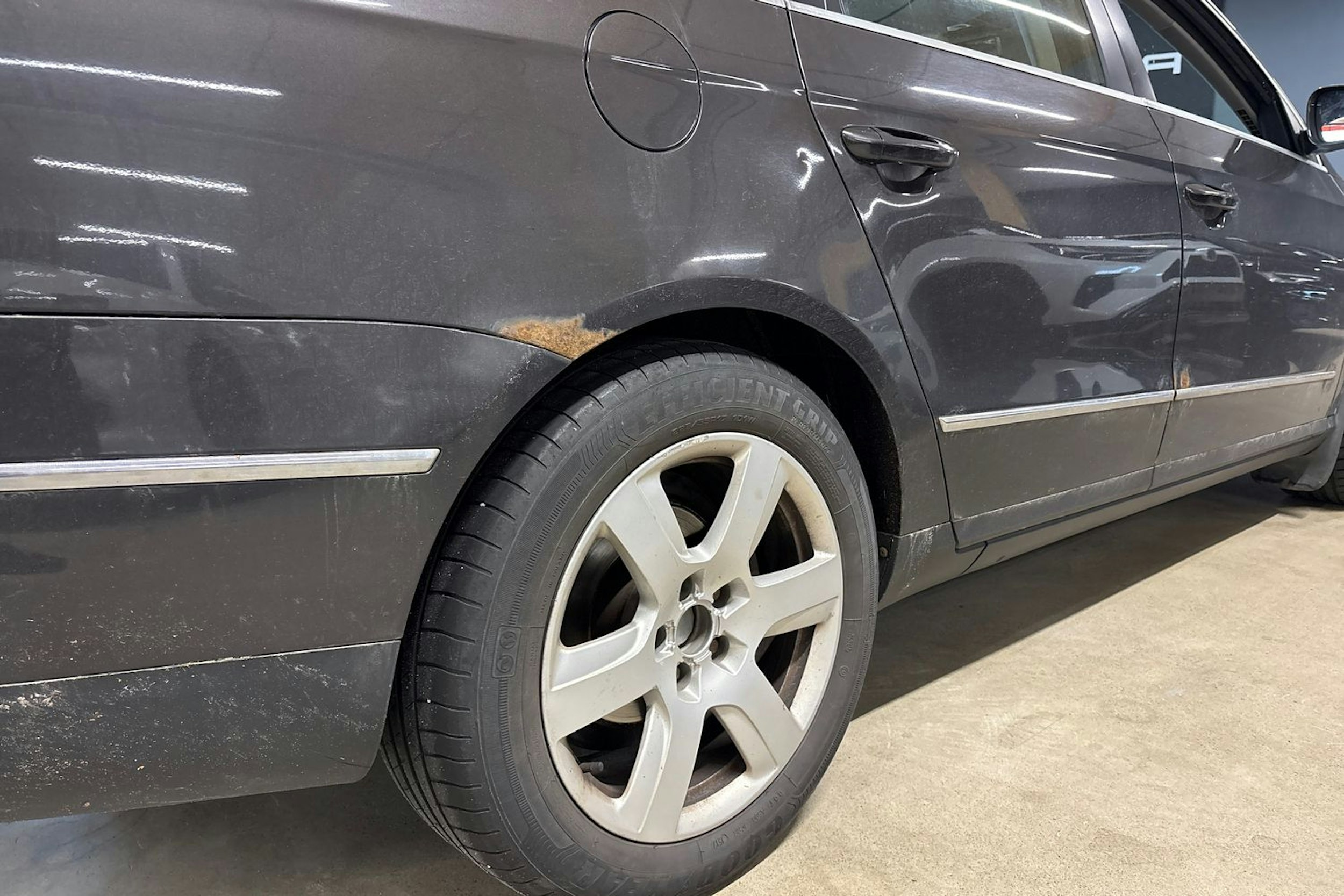 ruskea (beige) Volkswagen Passat 2009 kuva 14.
