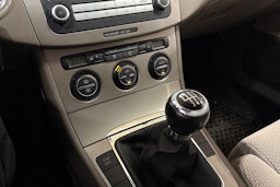 ruskea (beige) Volkswagen Passat 2009 kuva 25.