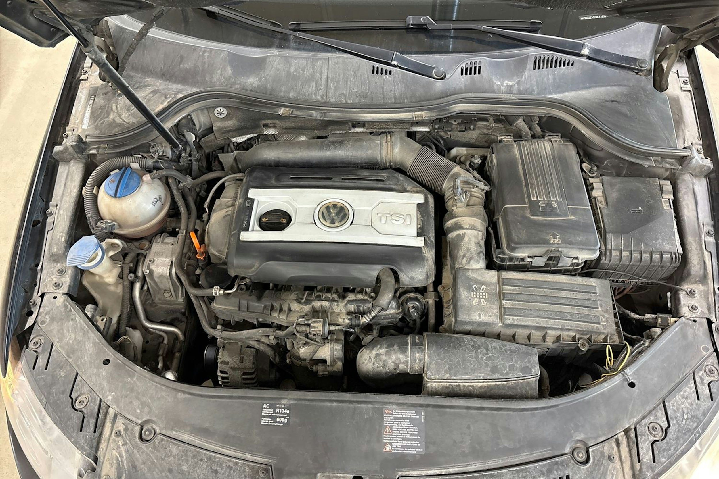 ruskea (beige) Volkswagen Passat 2009 kuva 36.