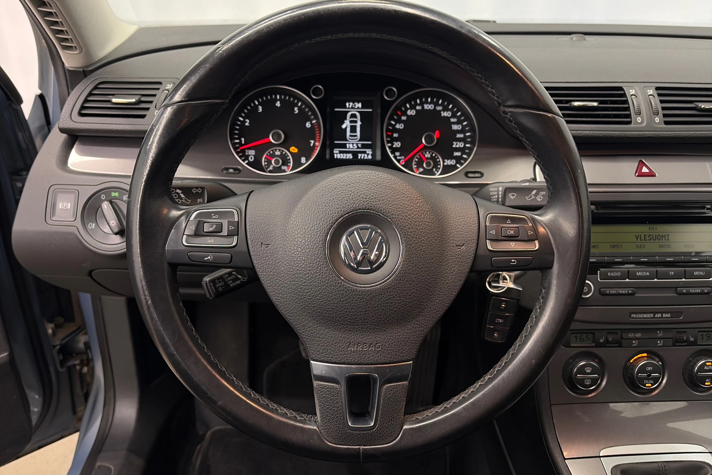 harmaa Volkswagen Passat 2009 kuva 15.