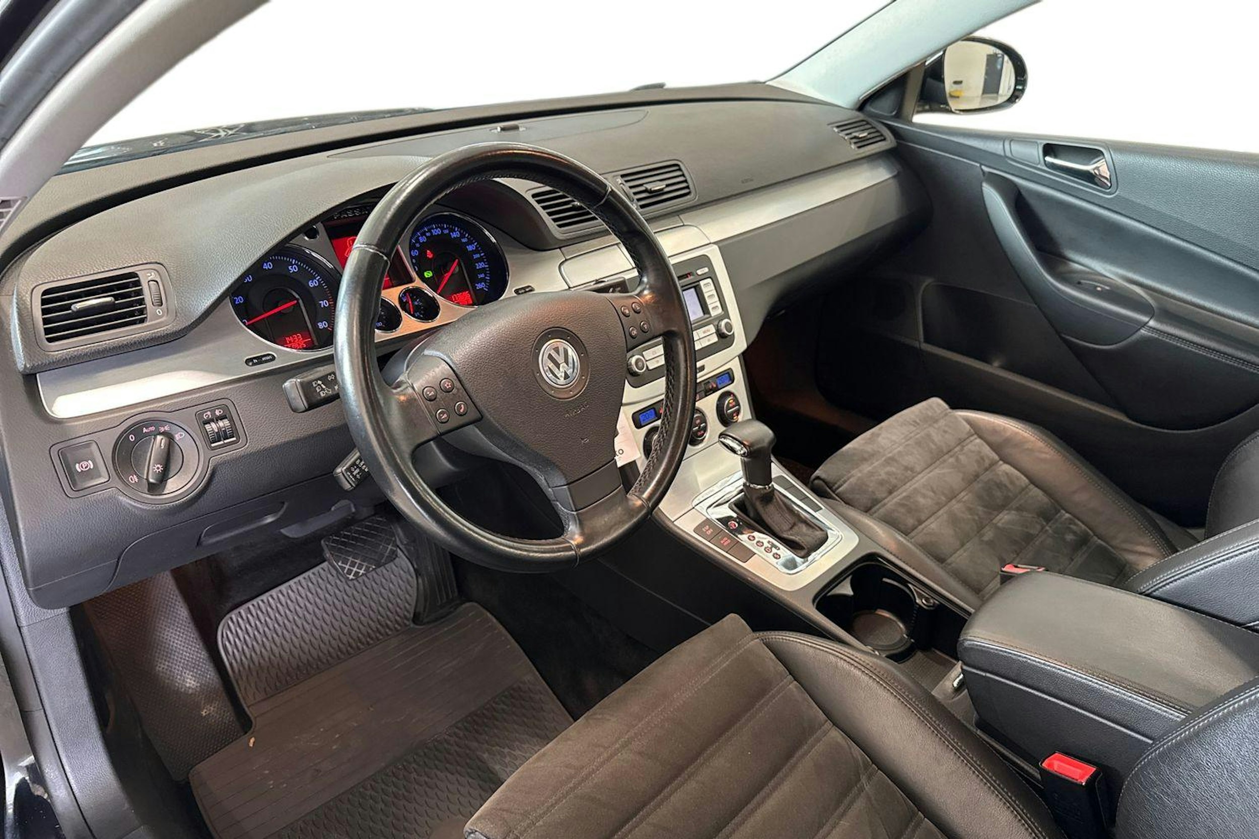 musta Volkswagen Passat 2009 kuva 7.