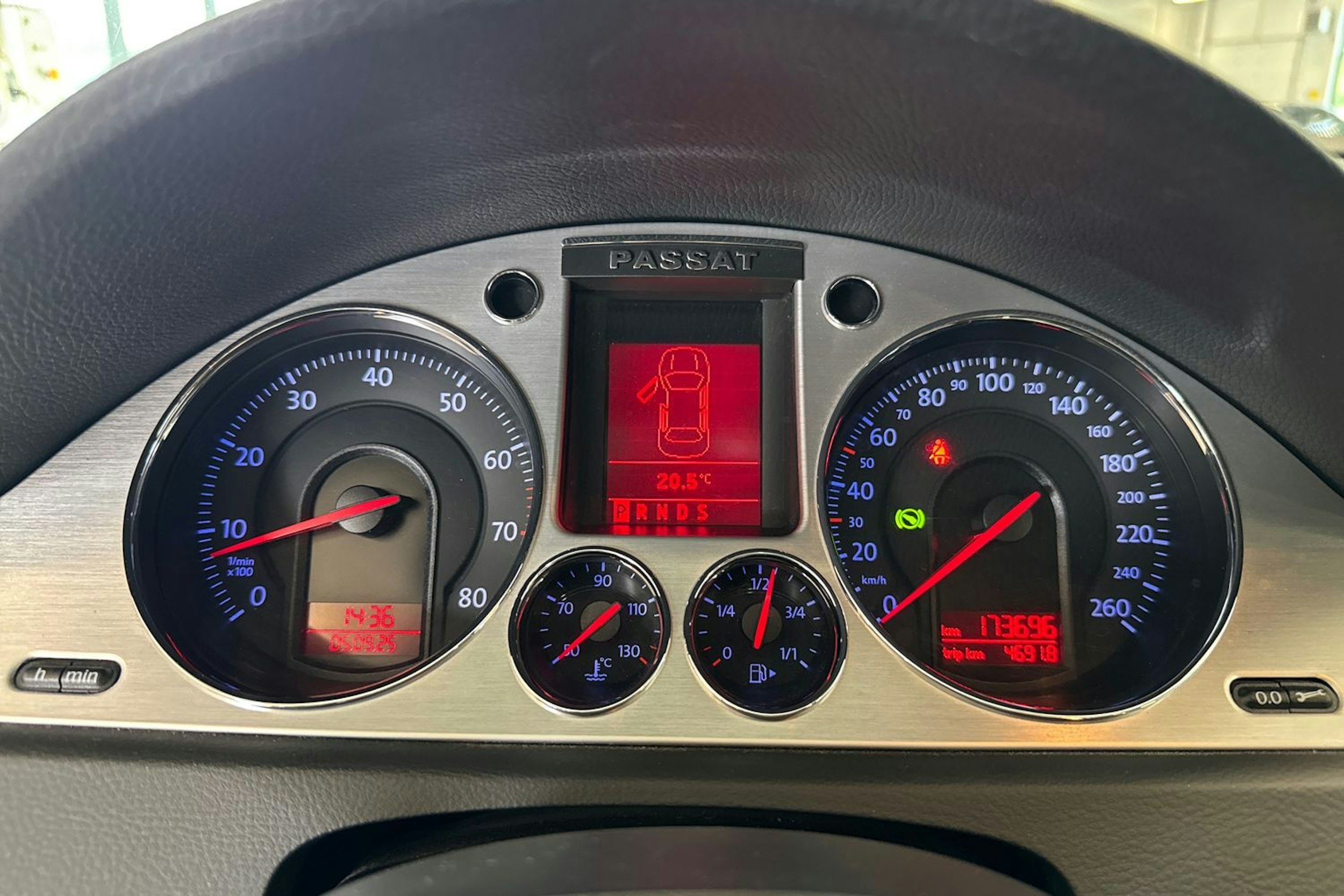 musta Volkswagen Passat 2009 kuva 19.