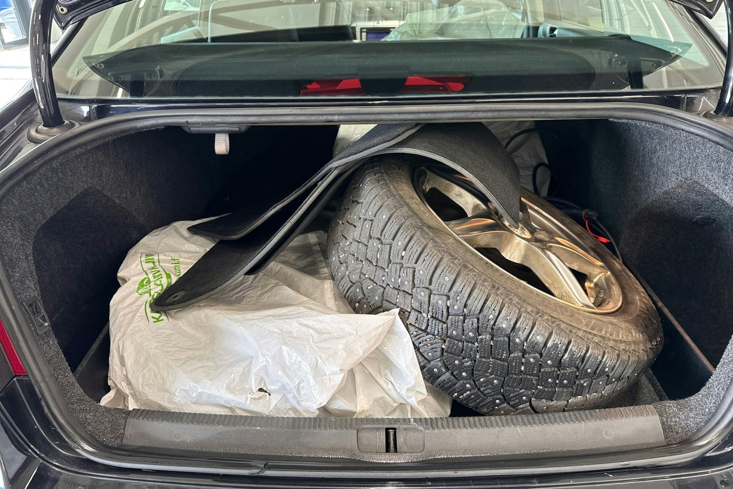 musta Volkswagen Passat 2009 kuva 20.