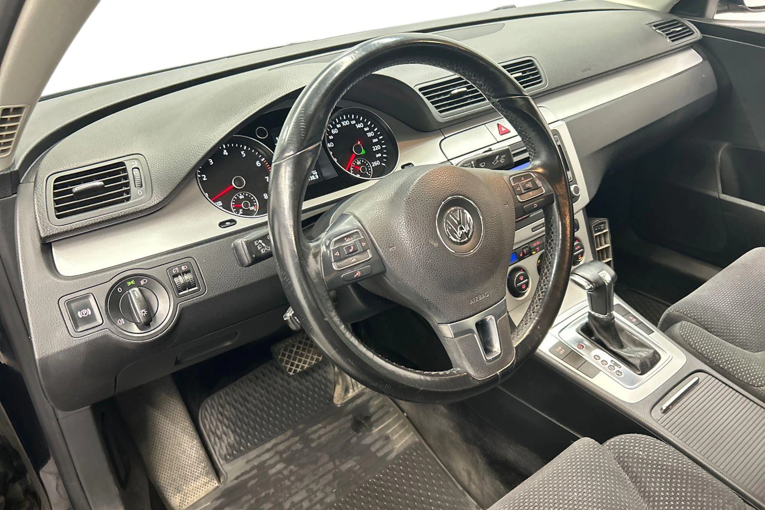 musta Volkswagen Passat 2009 kuva 6.
