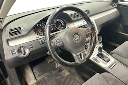musta Volkswagen Passat 2009 kuva 6.