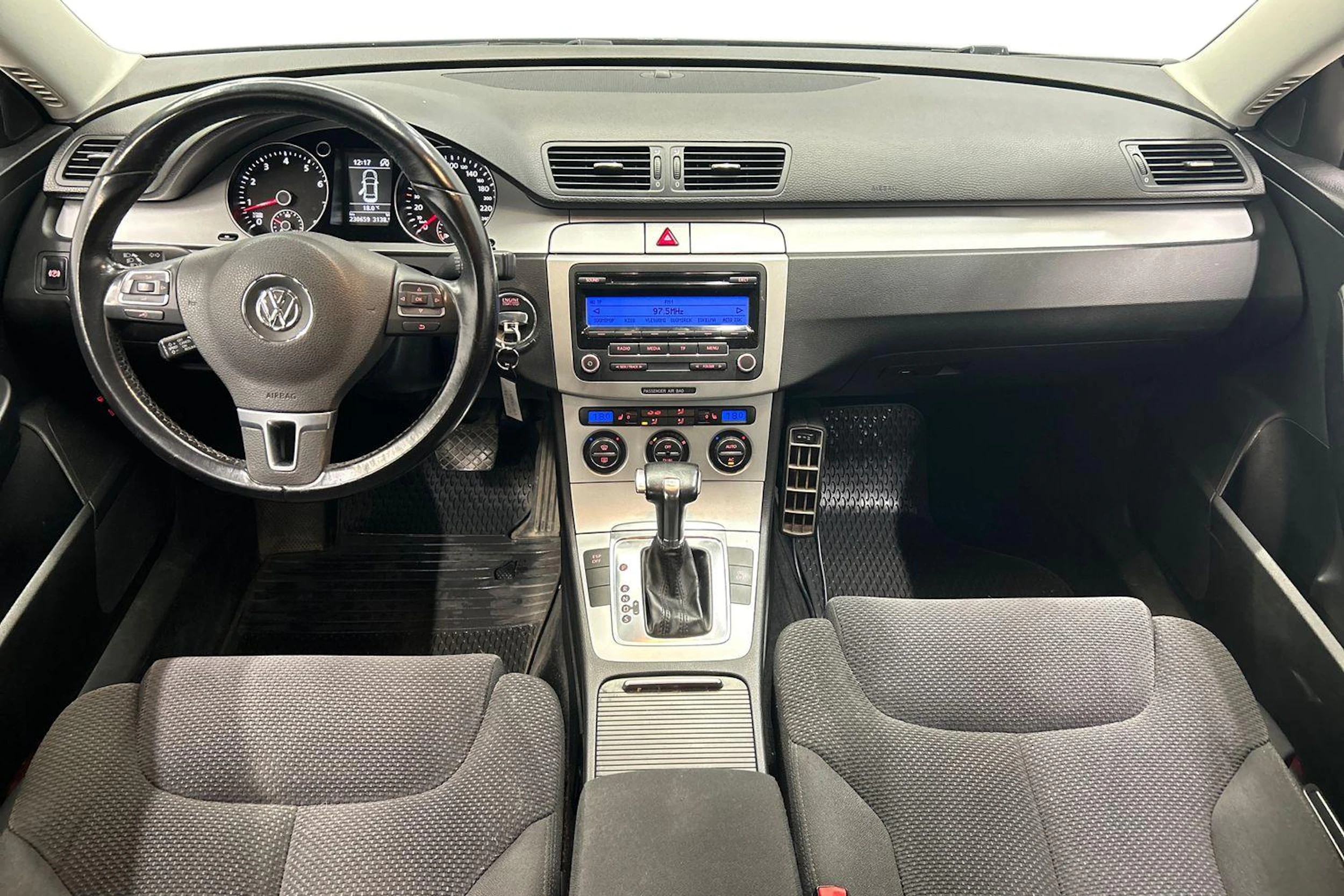 musta Volkswagen Passat 2009 kuva 7.