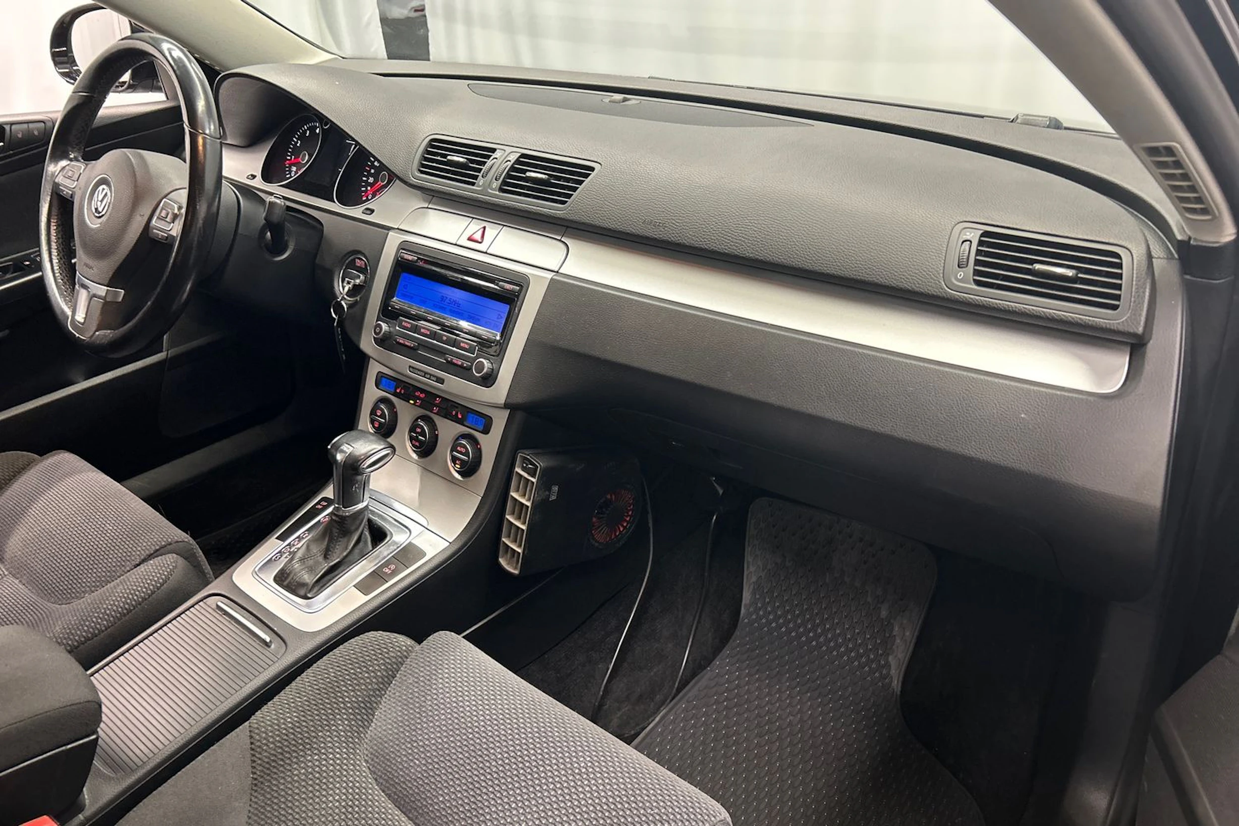 musta Volkswagen Passat 2009 kuva 12.