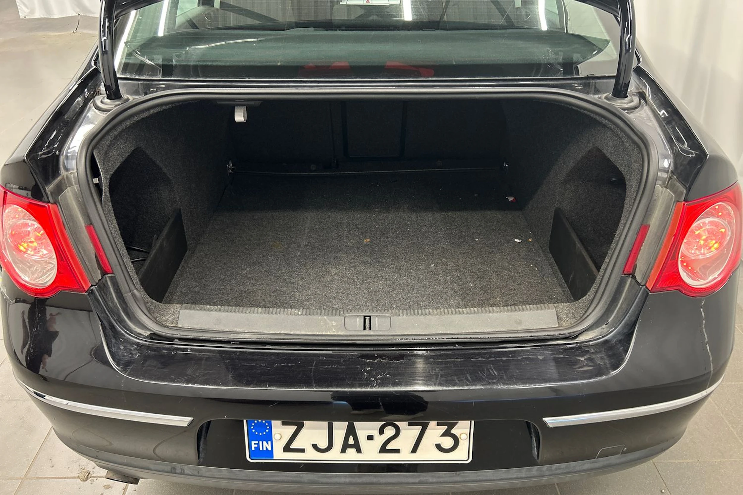 musta Volkswagen Passat 2009 kuva 13.
