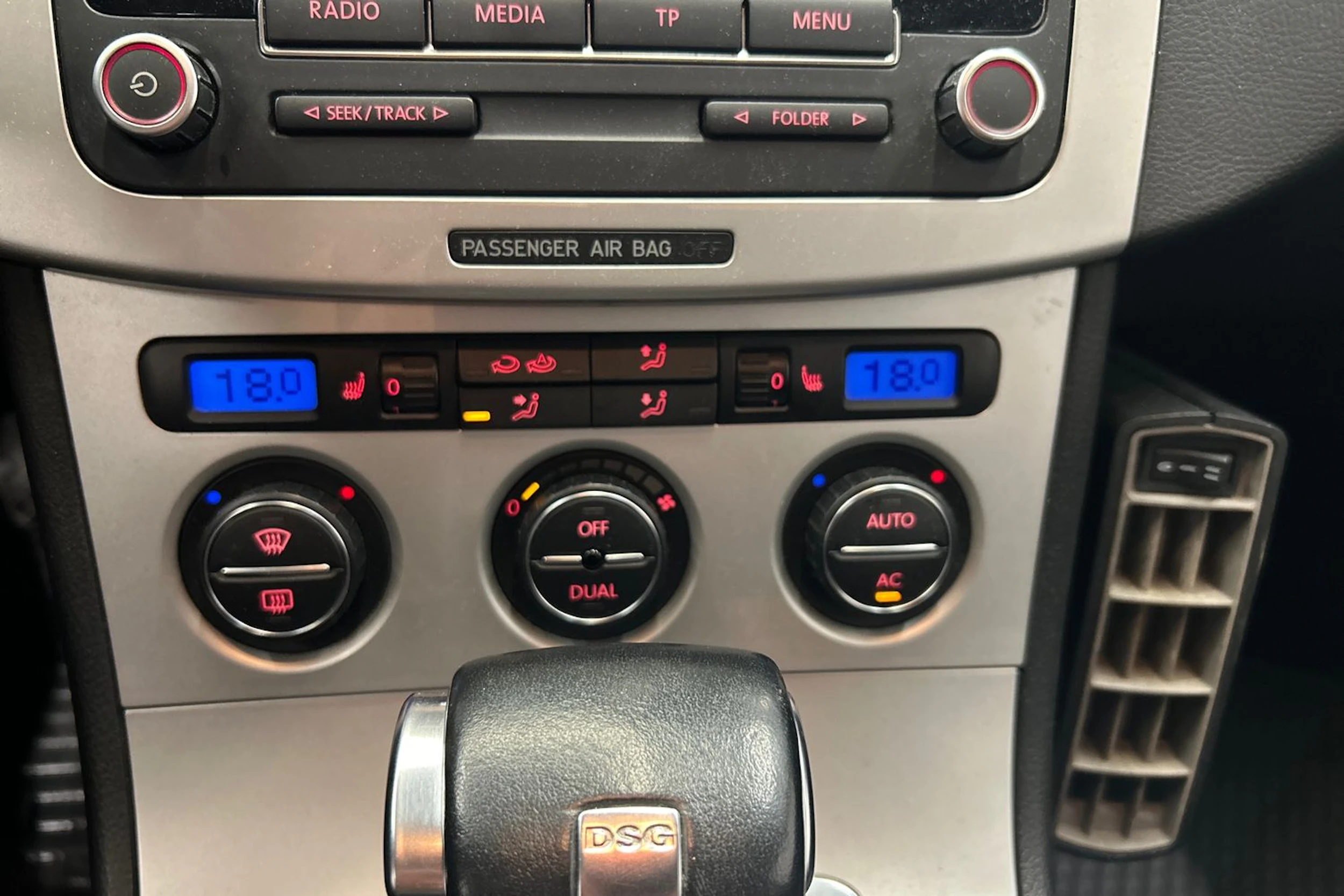 musta Volkswagen Passat 2009 kuva 22.