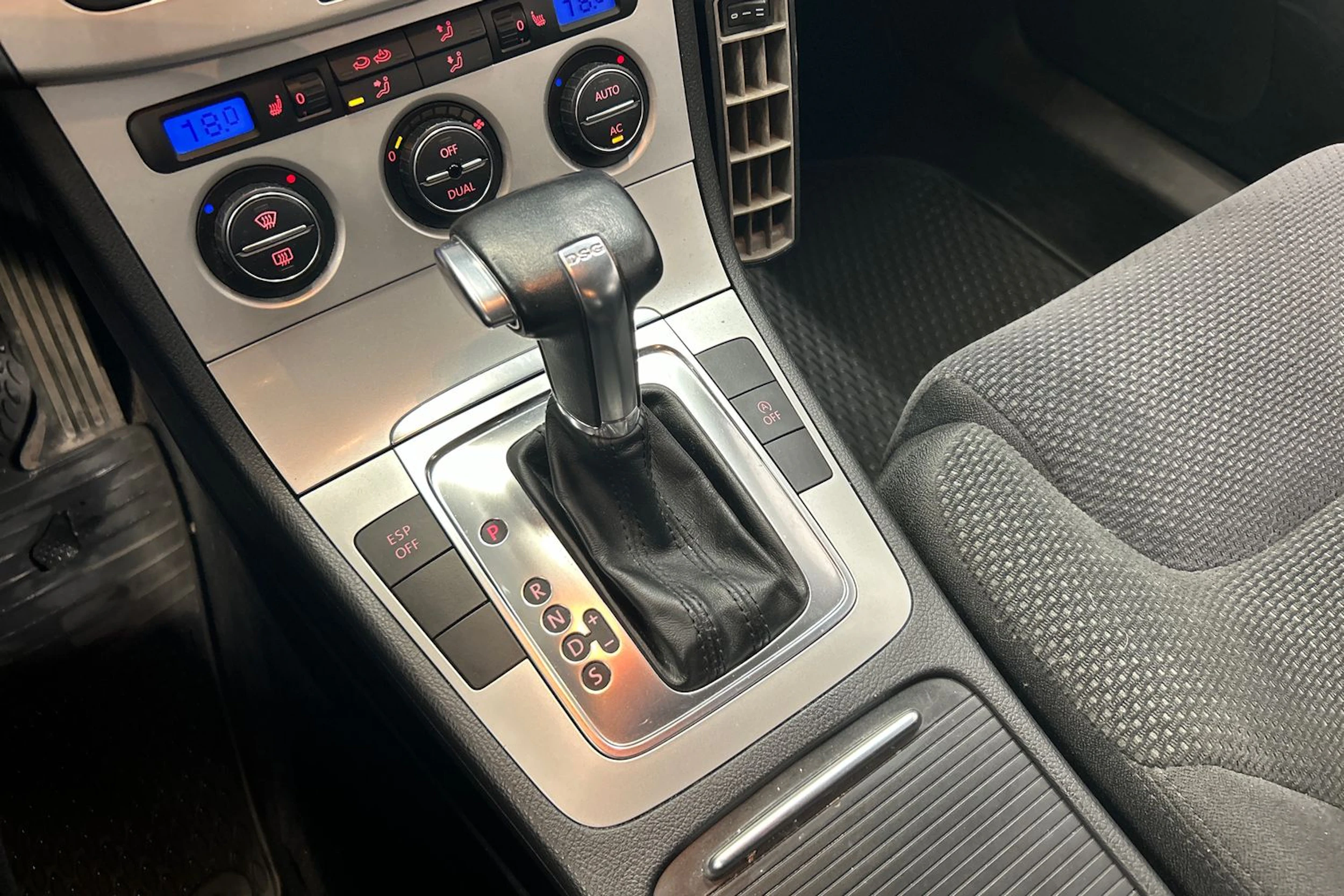 musta Volkswagen Passat 2009 kuva 23.