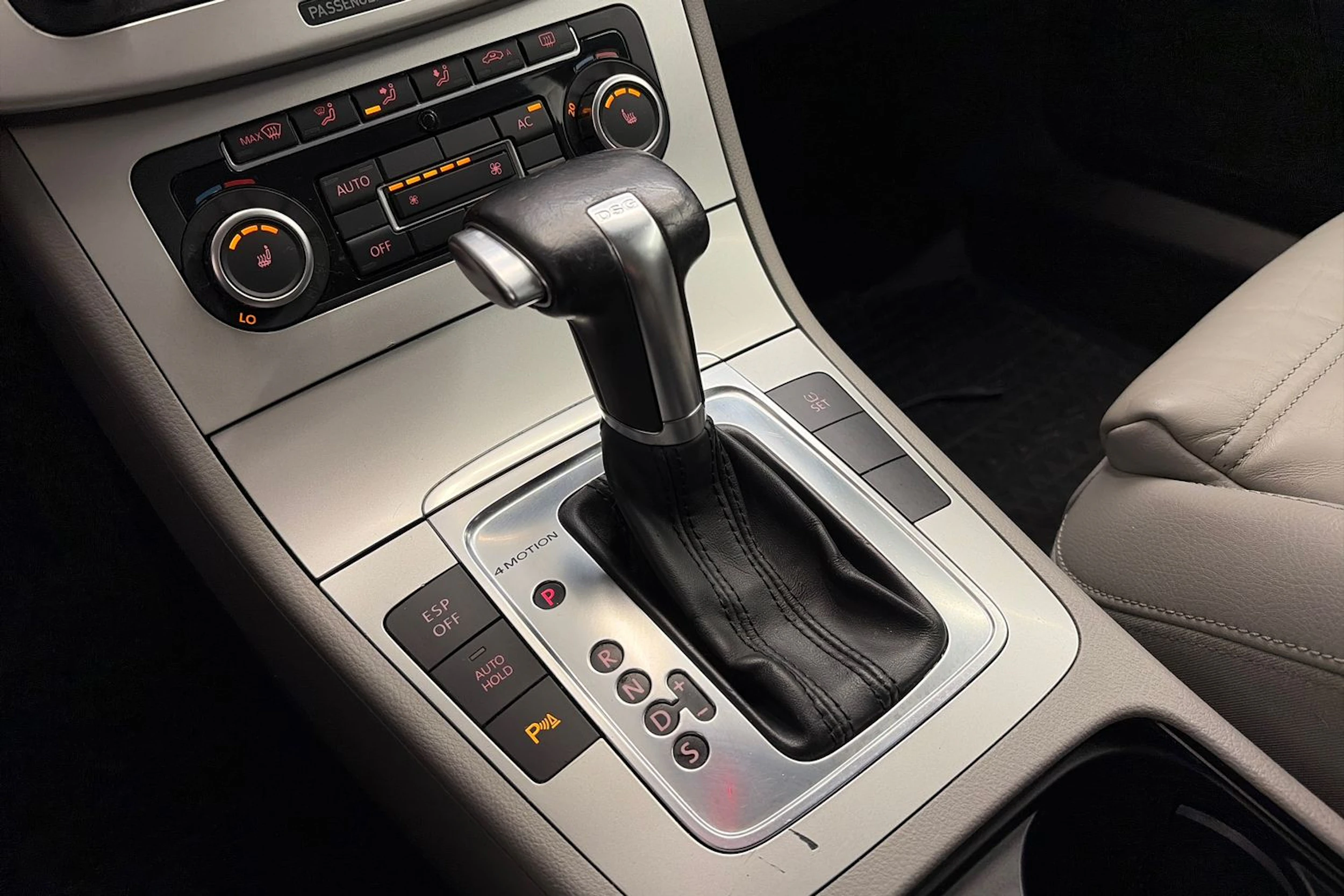Harmaa Volkswagen PASSAT 2010 kuva 21.