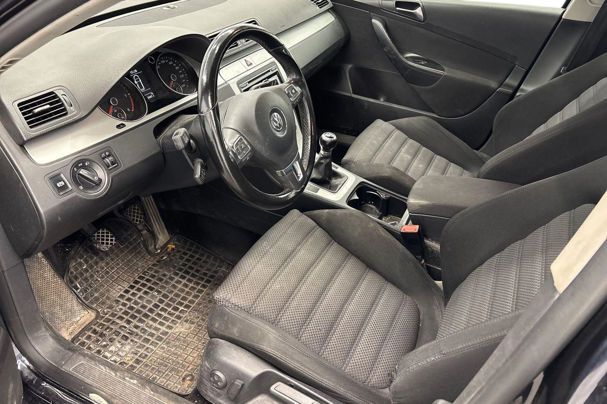 musta Volkswagen Passat 2010 kuva 6.