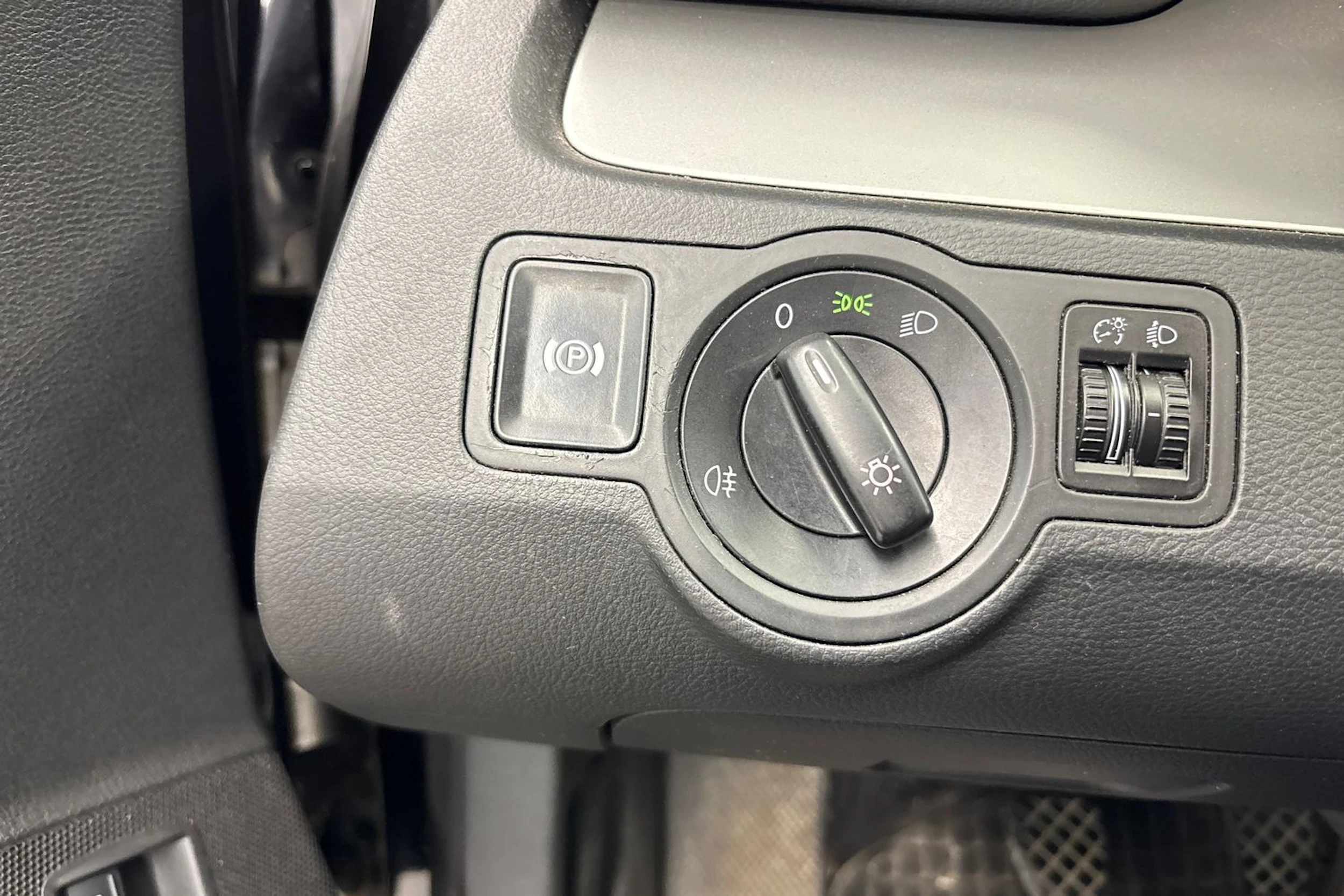 musta Volkswagen Passat 2010 kuva 28.