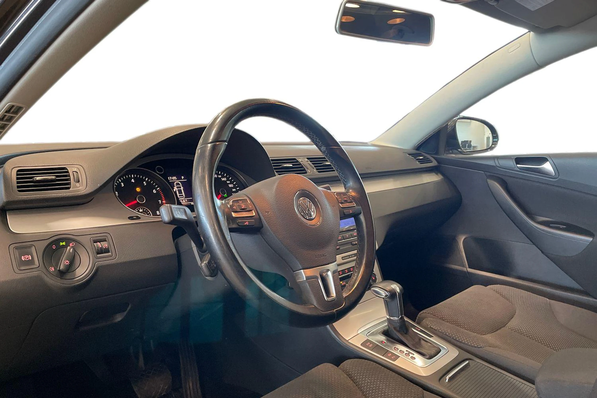 ruskea (beige) Volkswagen Passat 2010 kuva 8.