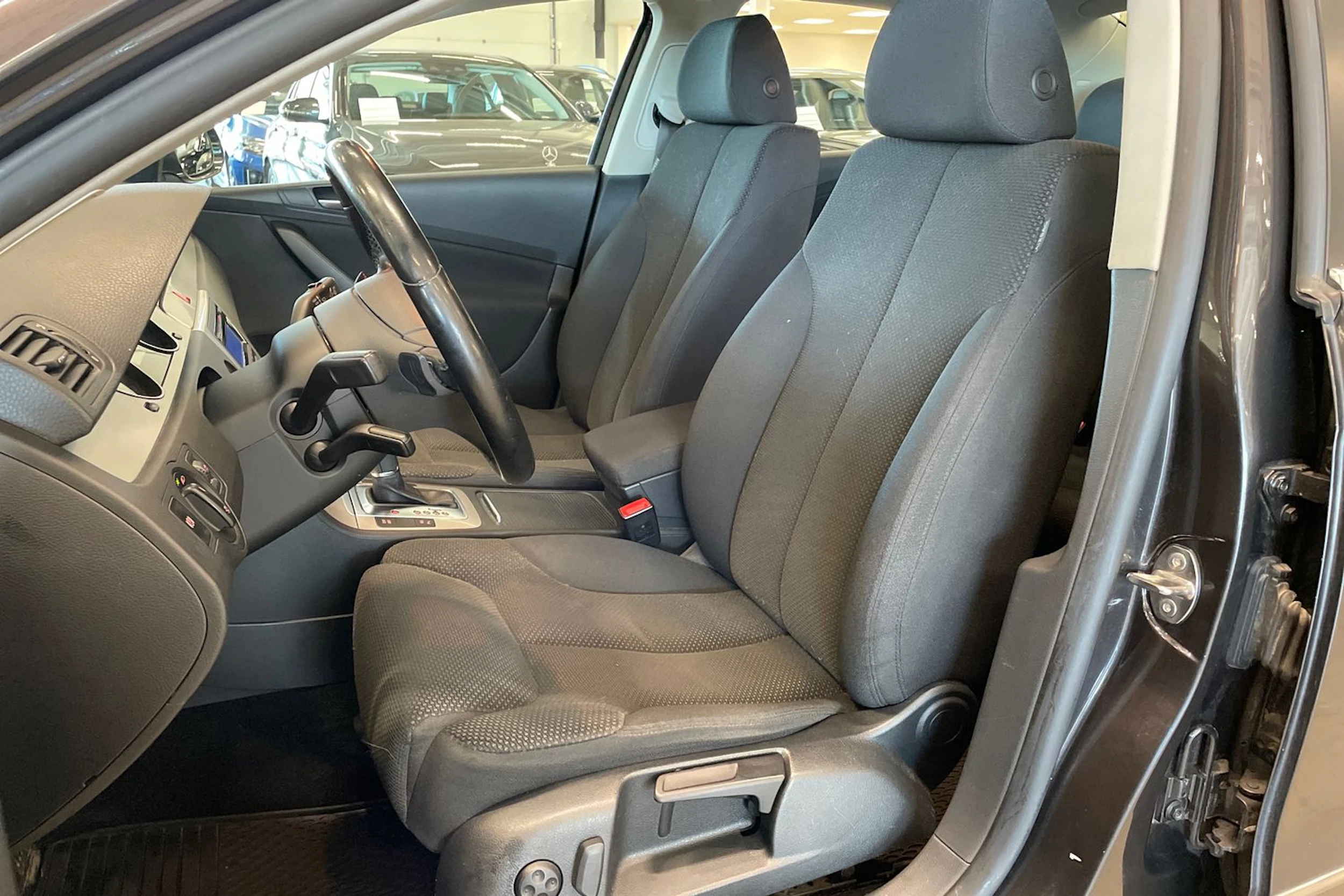 ruskea (beige) Volkswagen Passat 2010 kuva 15.