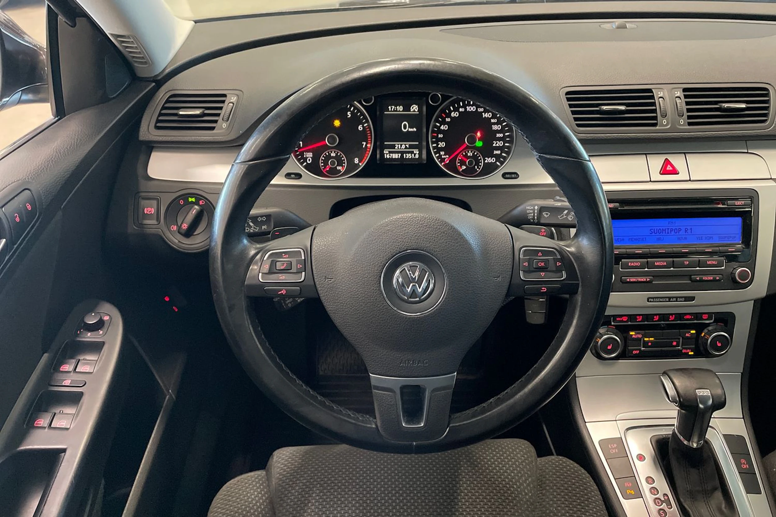 ruskea (beige) Volkswagen Passat 2010 kuva 16.