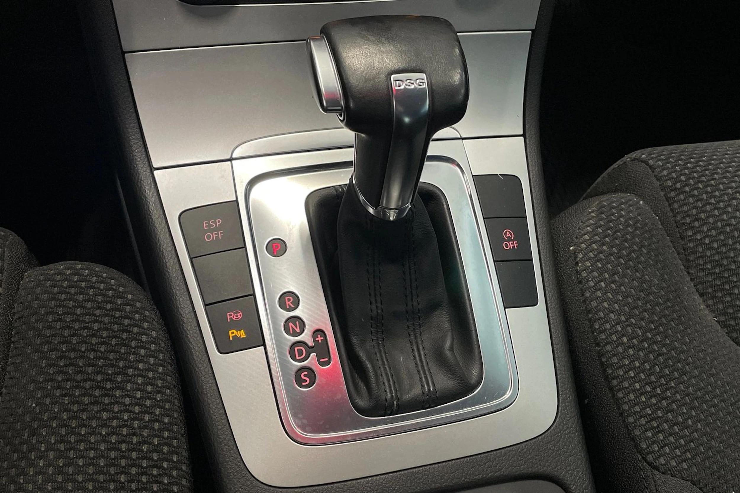 ruskea (beige) Volkswagen Passat 2010 kuva 26.