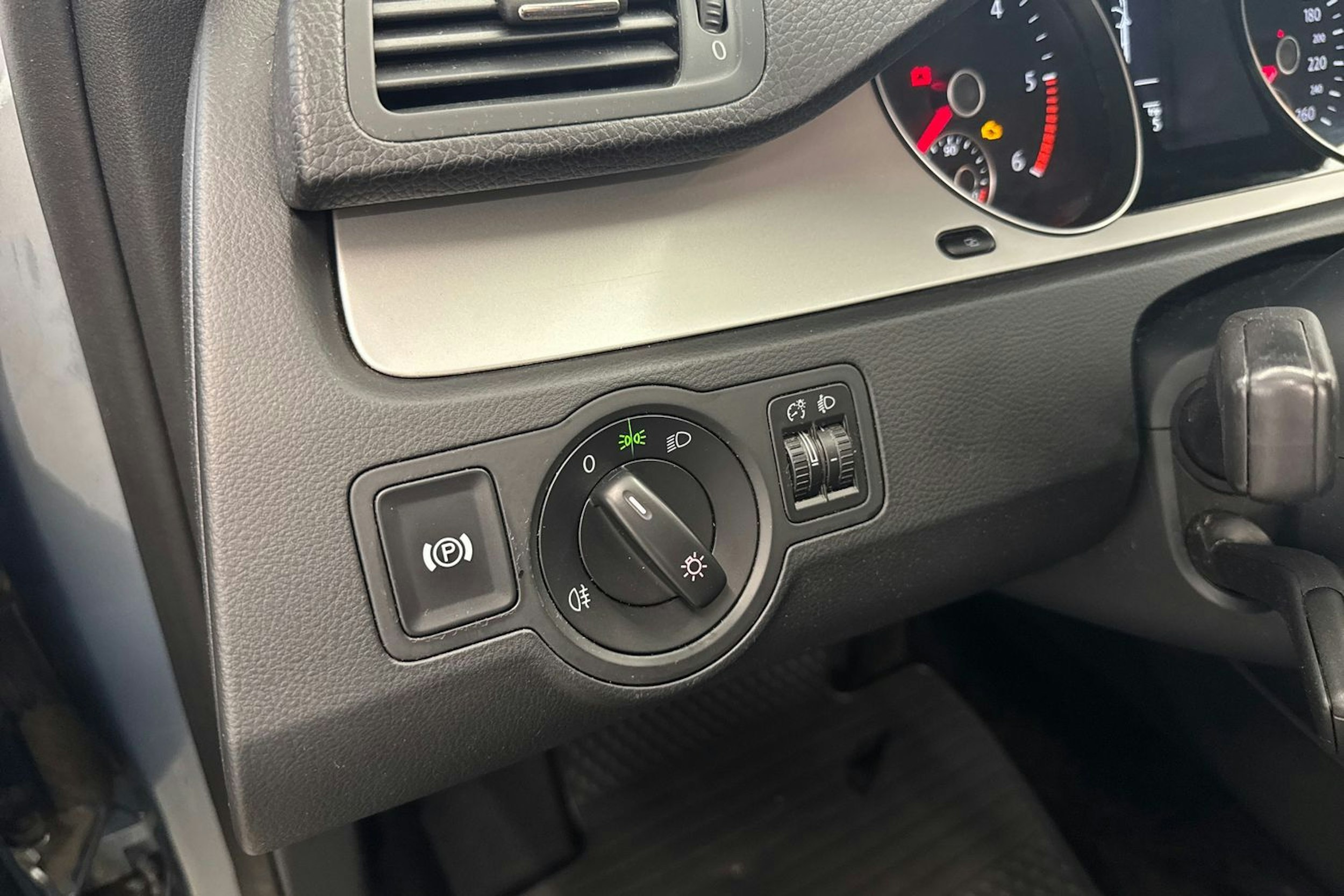 Harmaa Volkswagen PASSAT 2010 kuva 32.