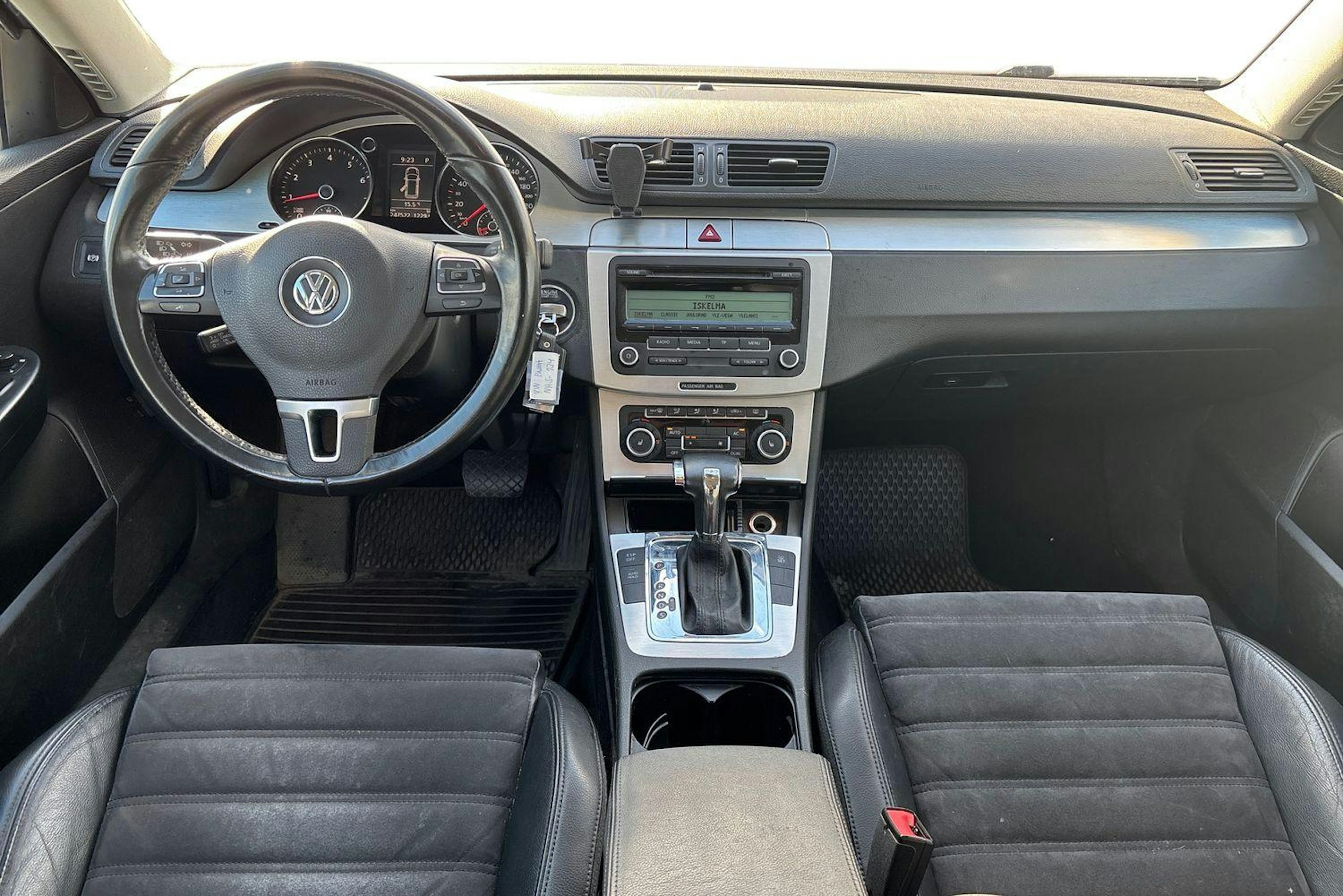 sininen Volkswagen Passat 2010 kuva 9.