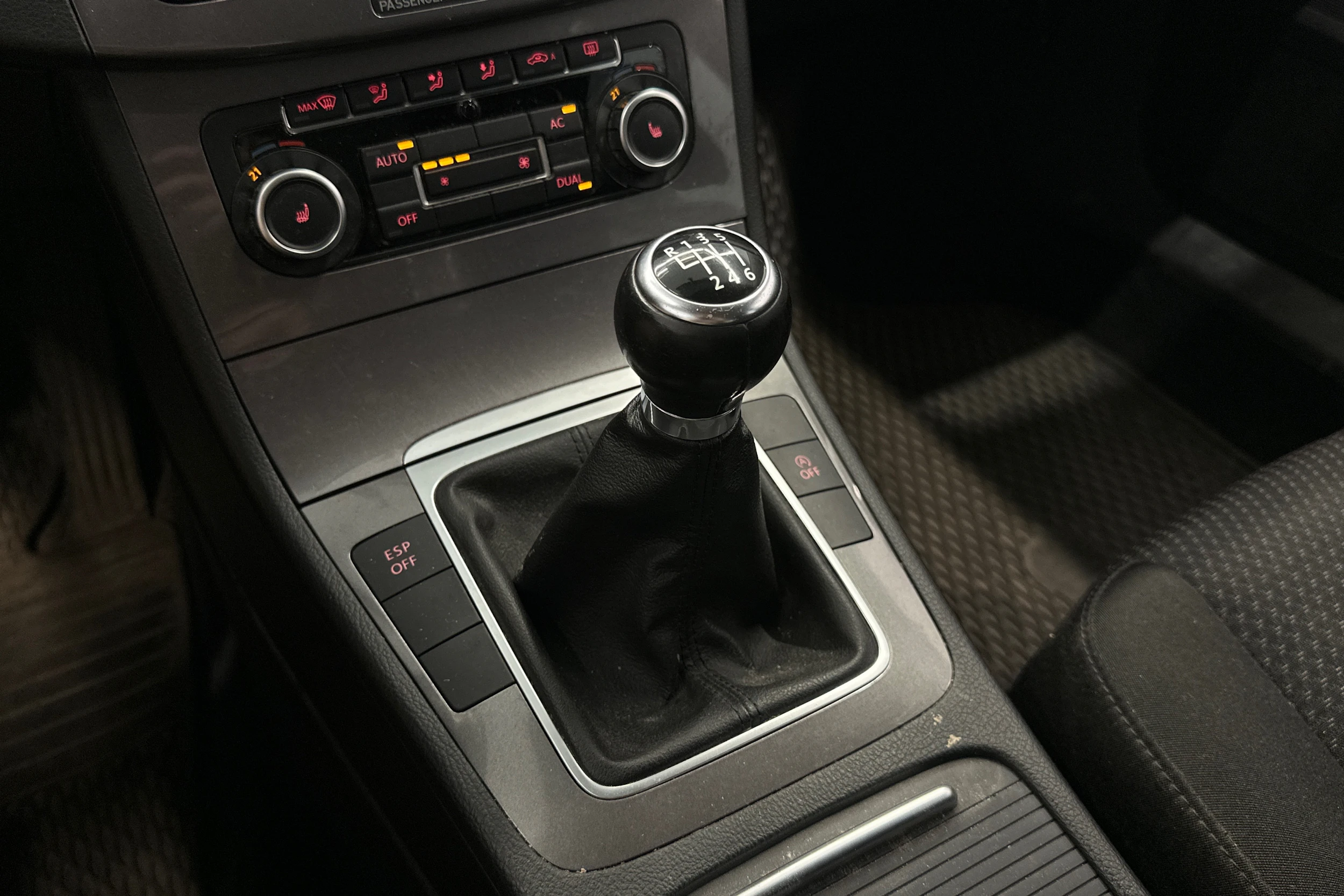 Harmaa Volkswagen PASSAT 2010 kuva 17.