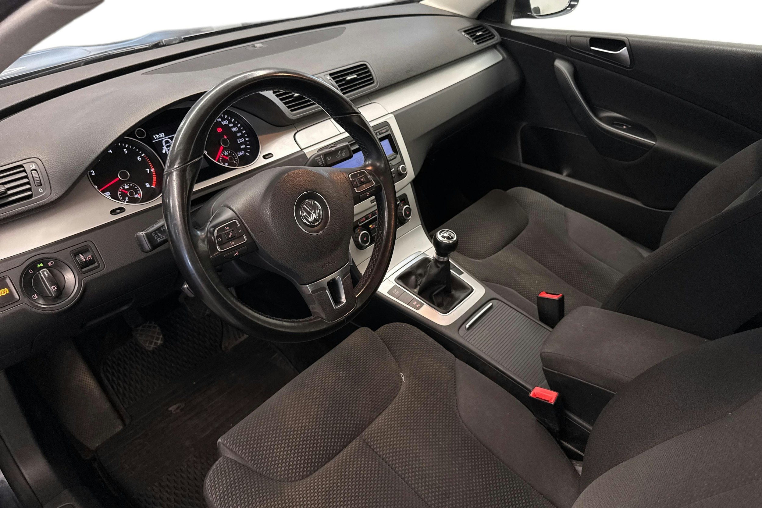 harmaa Volkswagen Passat 2010 kuva 6.