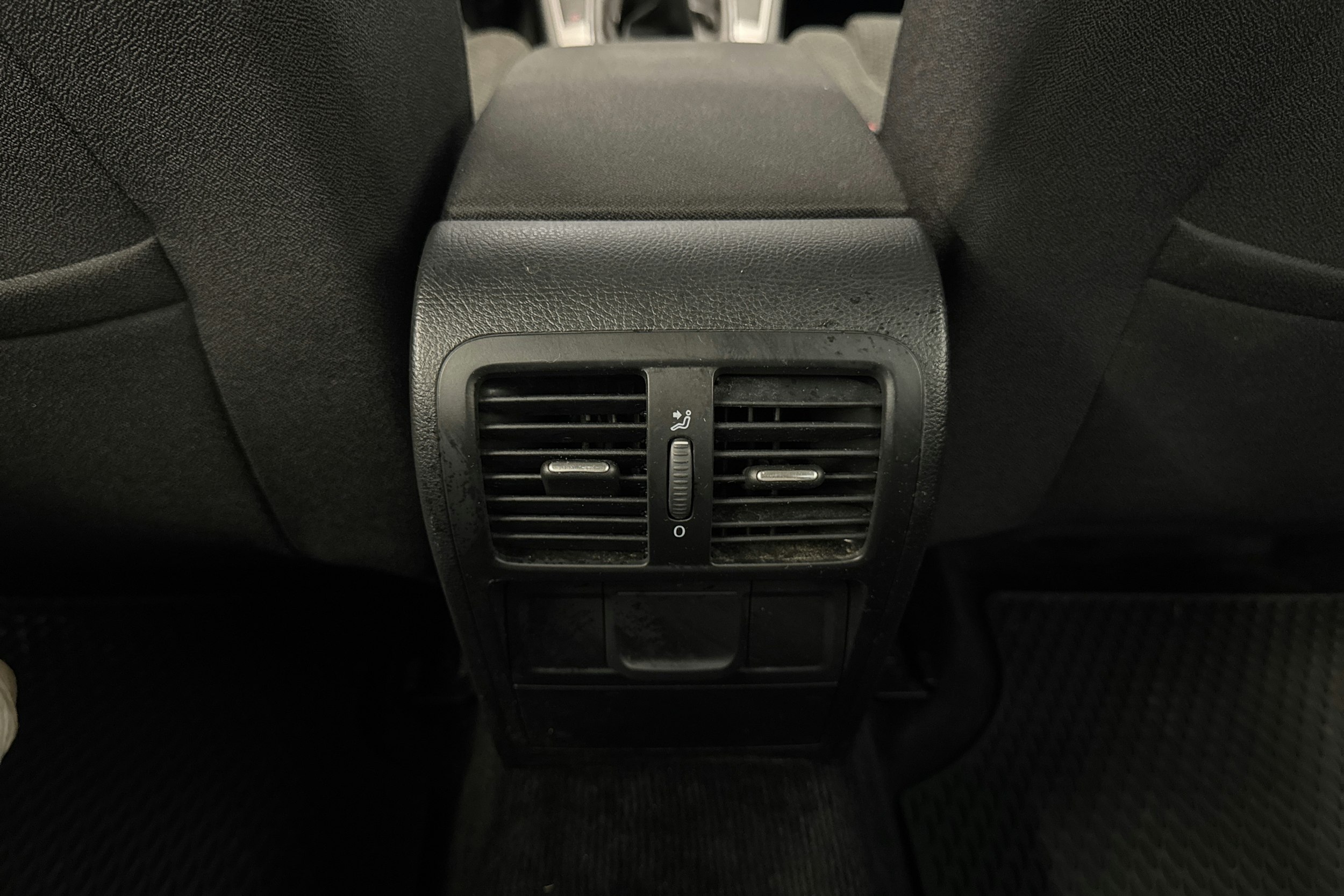 harmaa Volkswagen Passat 2010 kuva 12.