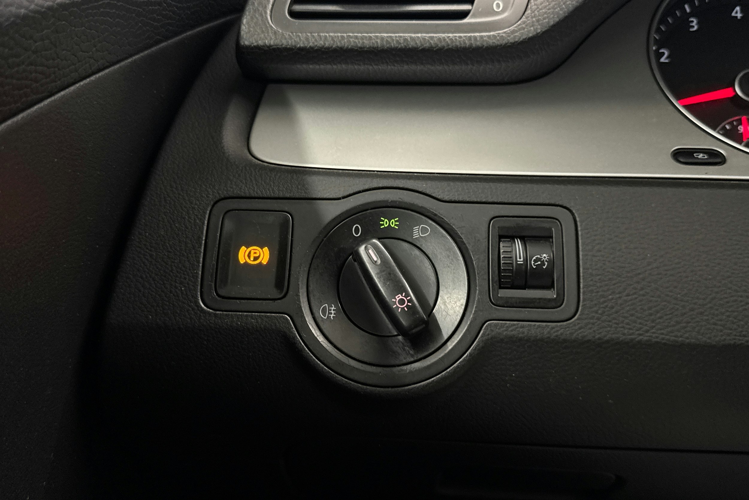 harmaa Volkswagen Passat 2010 kuva 18.