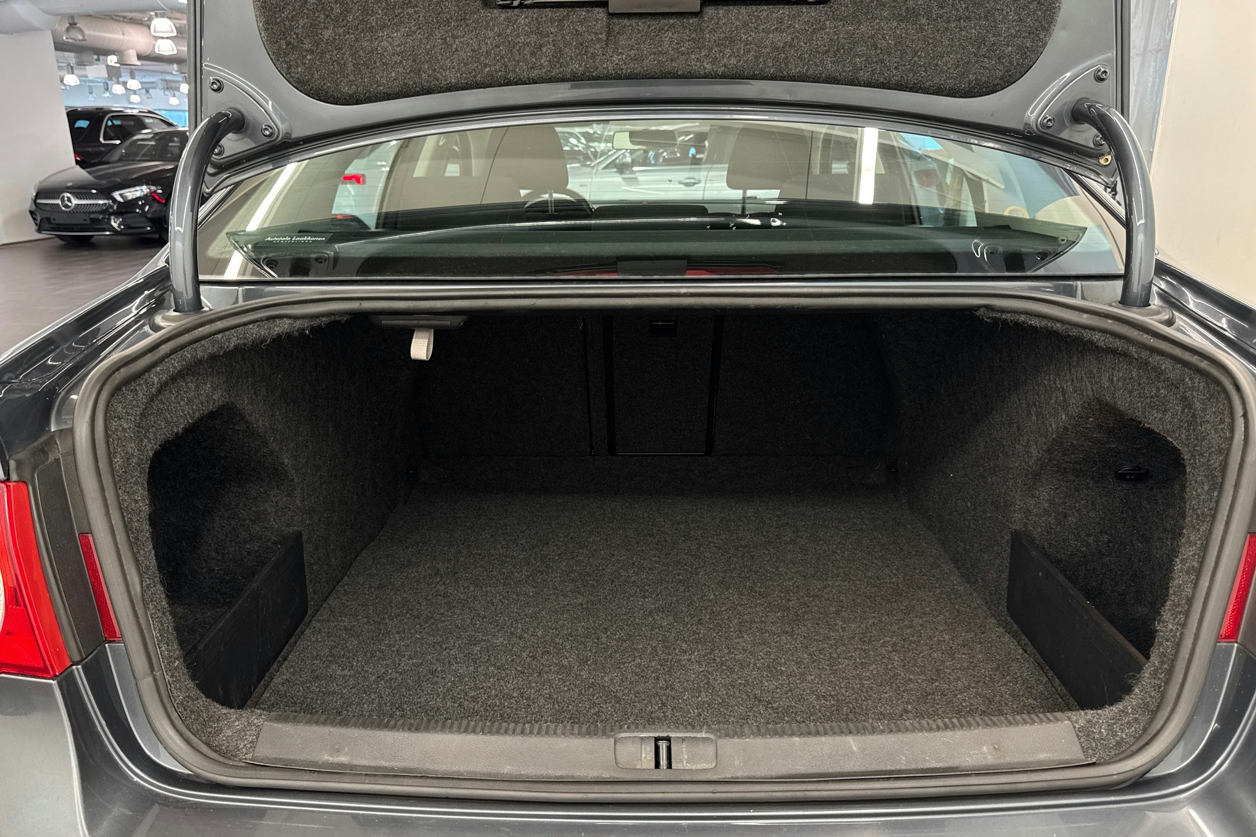 harmaa Volkswagen Passat 2010 kuva 22.