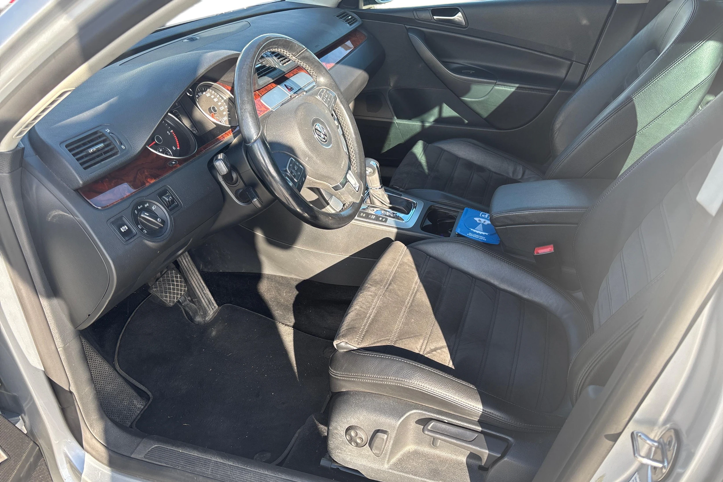 harmaa Volkswagen Passat 2010 kuva 3.
