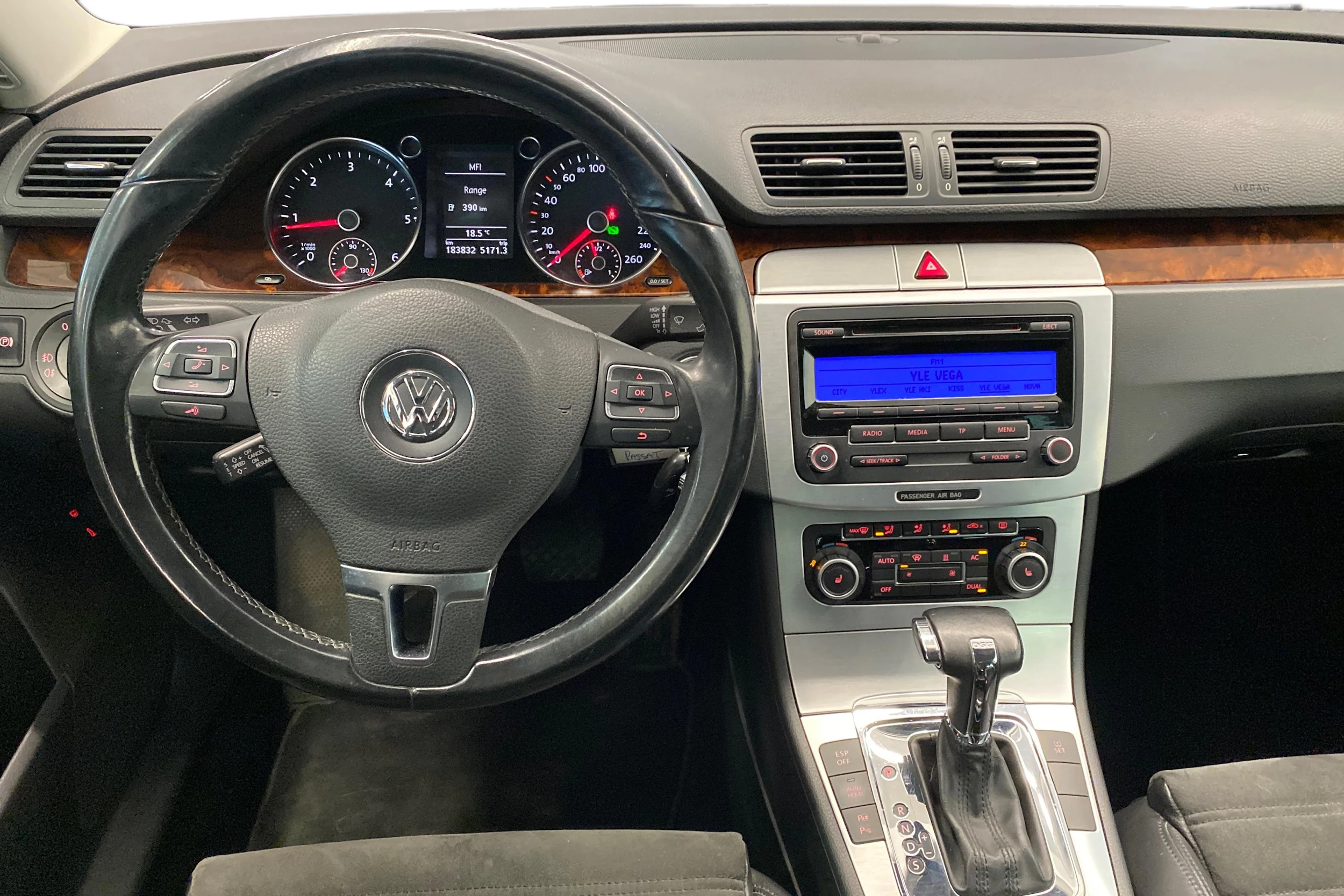 harmaa Volkswagen Passat 2010 kuva 7.