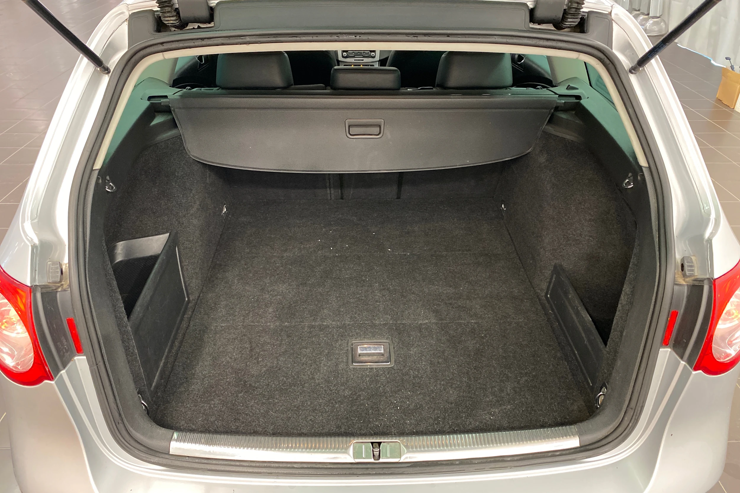harmaa Volkswagen Passat 2010 kuva 11.