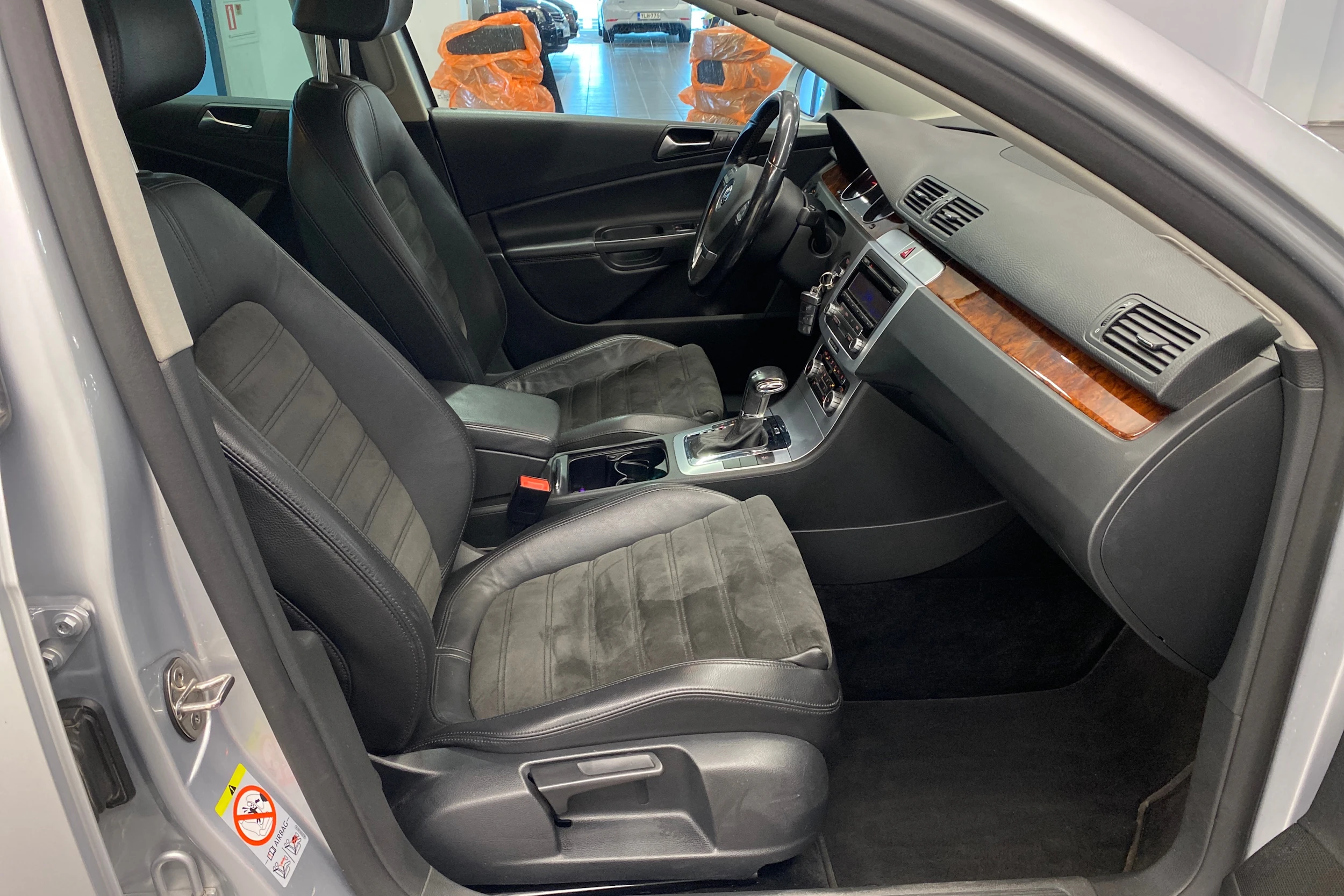 harmaa Volkswagen Passat 2010 kuva 16.