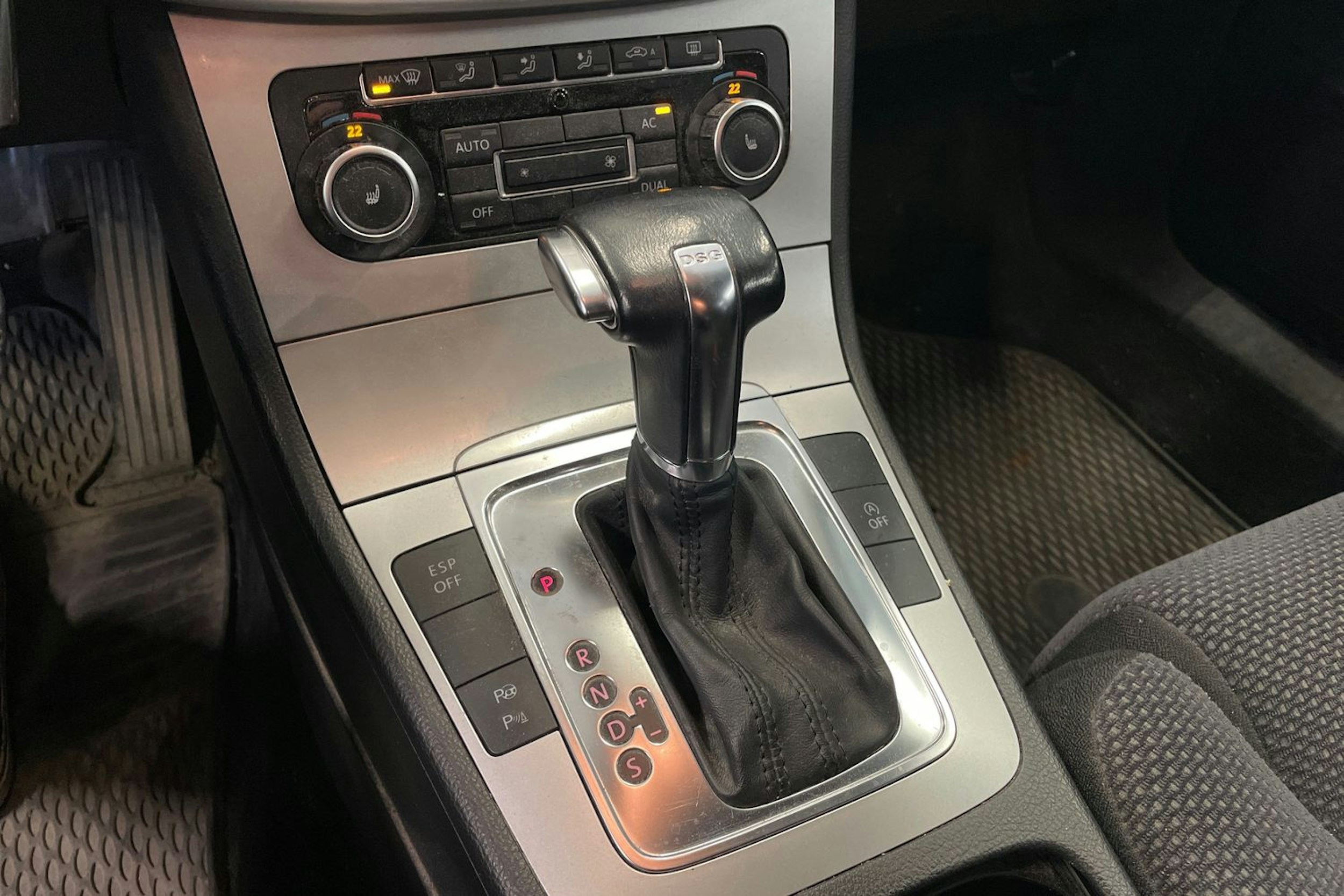 Harmaa Volkswagen PASSAT 2010 kuva 17.