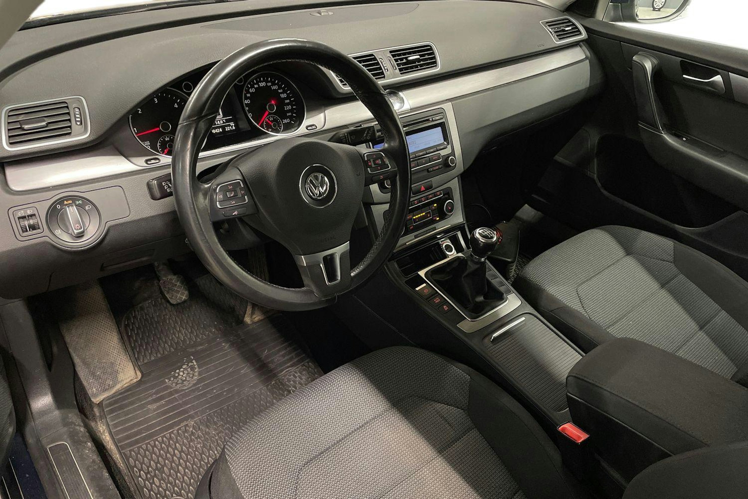 sininen Volkswagen Passat 2011 kuva 6.