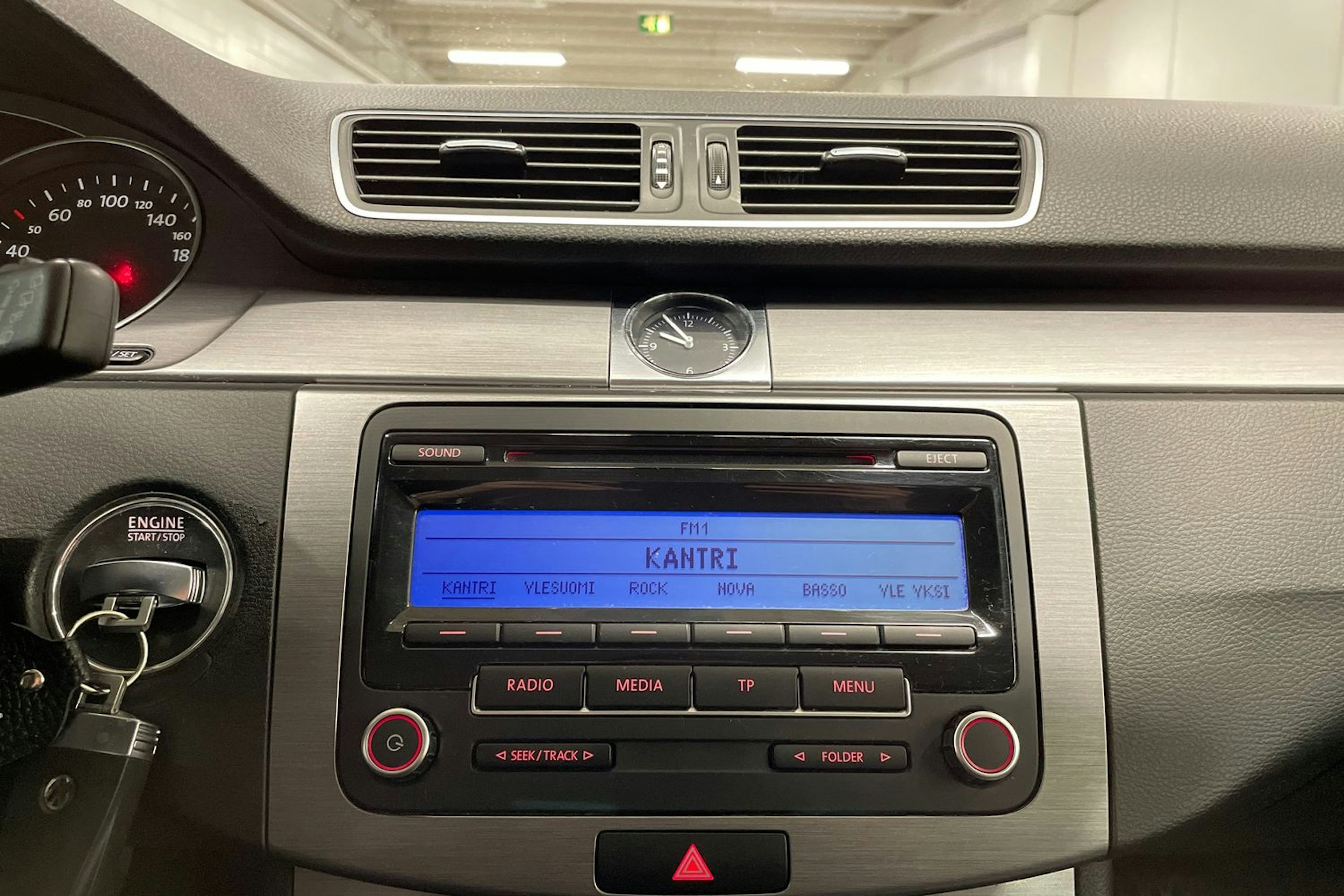 sininen Volkswagen Passat 2011 kuva 14.