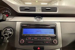 sininen Volkswagen Passat 2011 kuva 14.