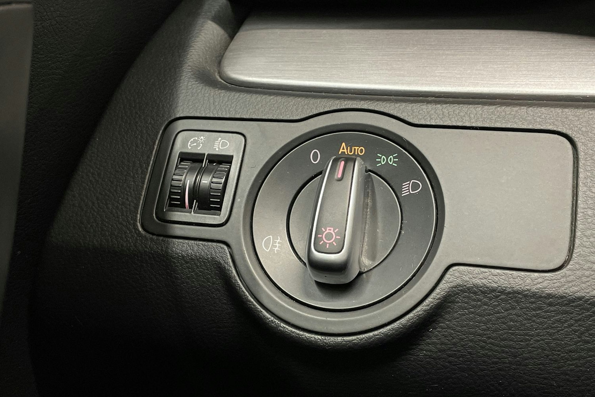 sininen Volkswagen Passat 2011 kuva 16.