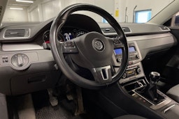sininen Volkswagen Passat 2011 kuva 20.