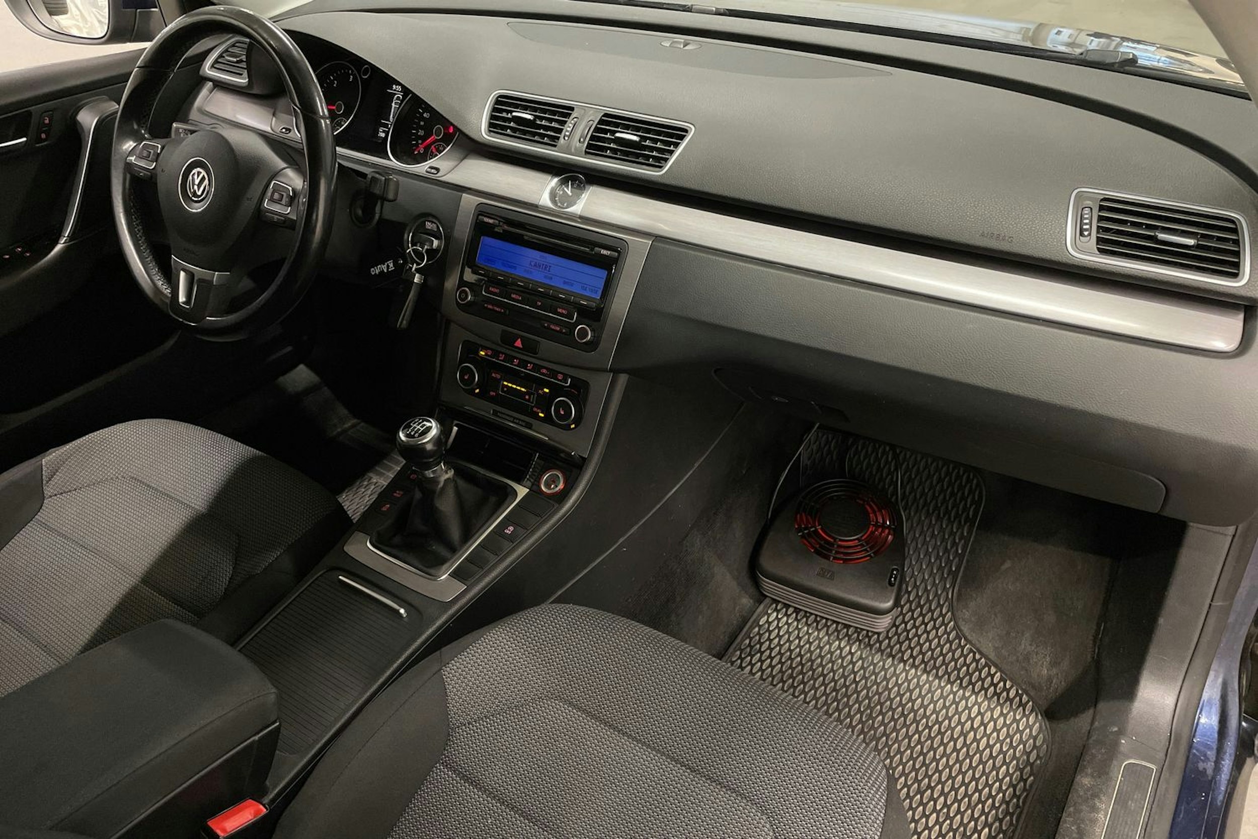 sininen Volkswagen Passat 2011 kuva 22.