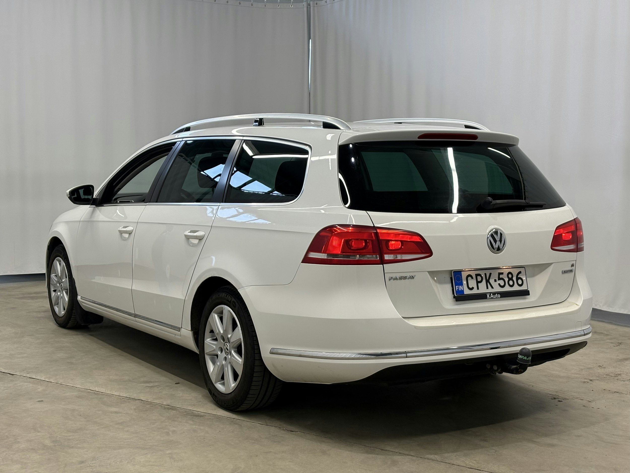 valkoinen Volkswagen Passat 2011 kuva 3.