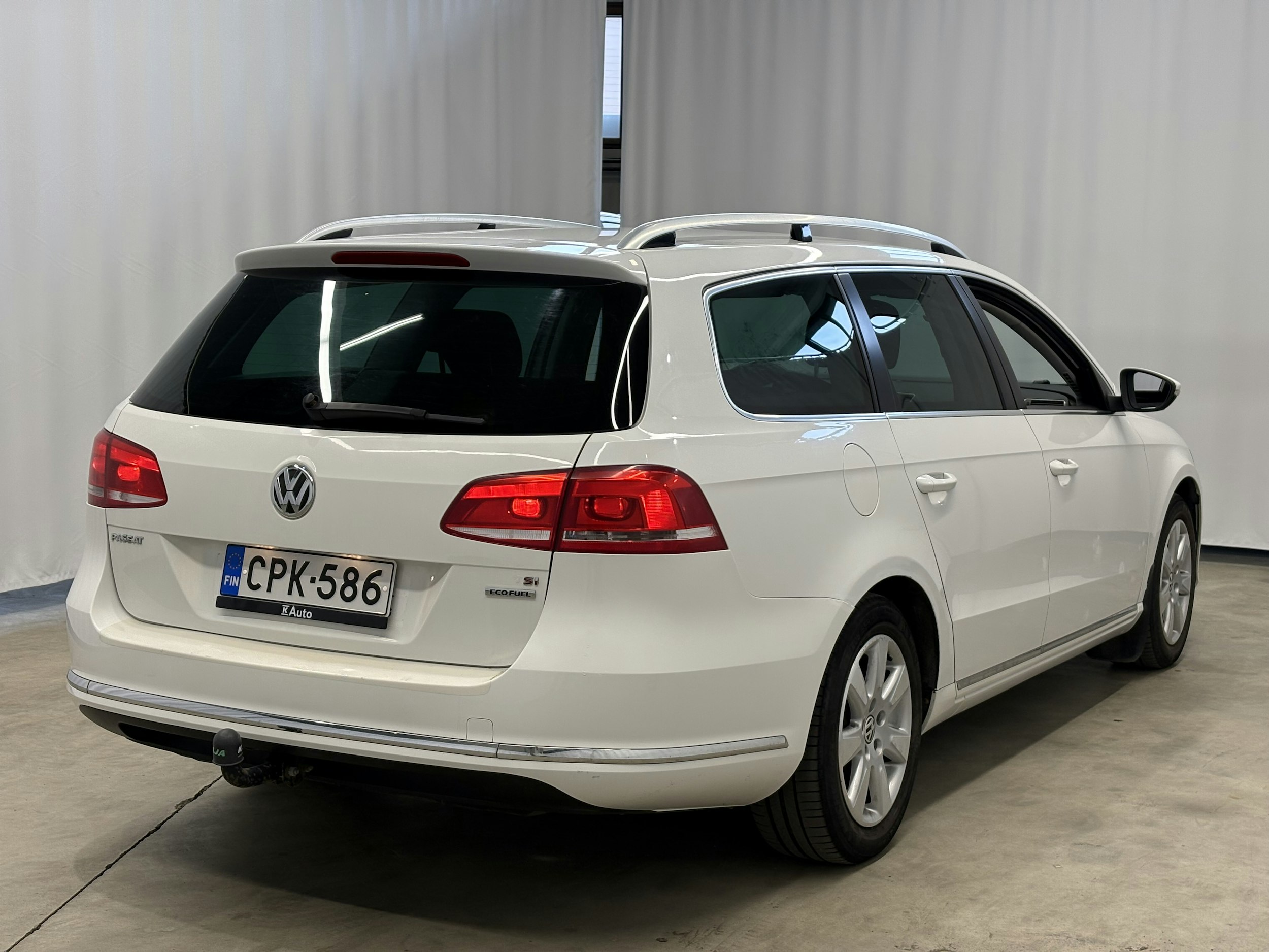 valkoinen Volkswagen Passat 2011 kuva 4.