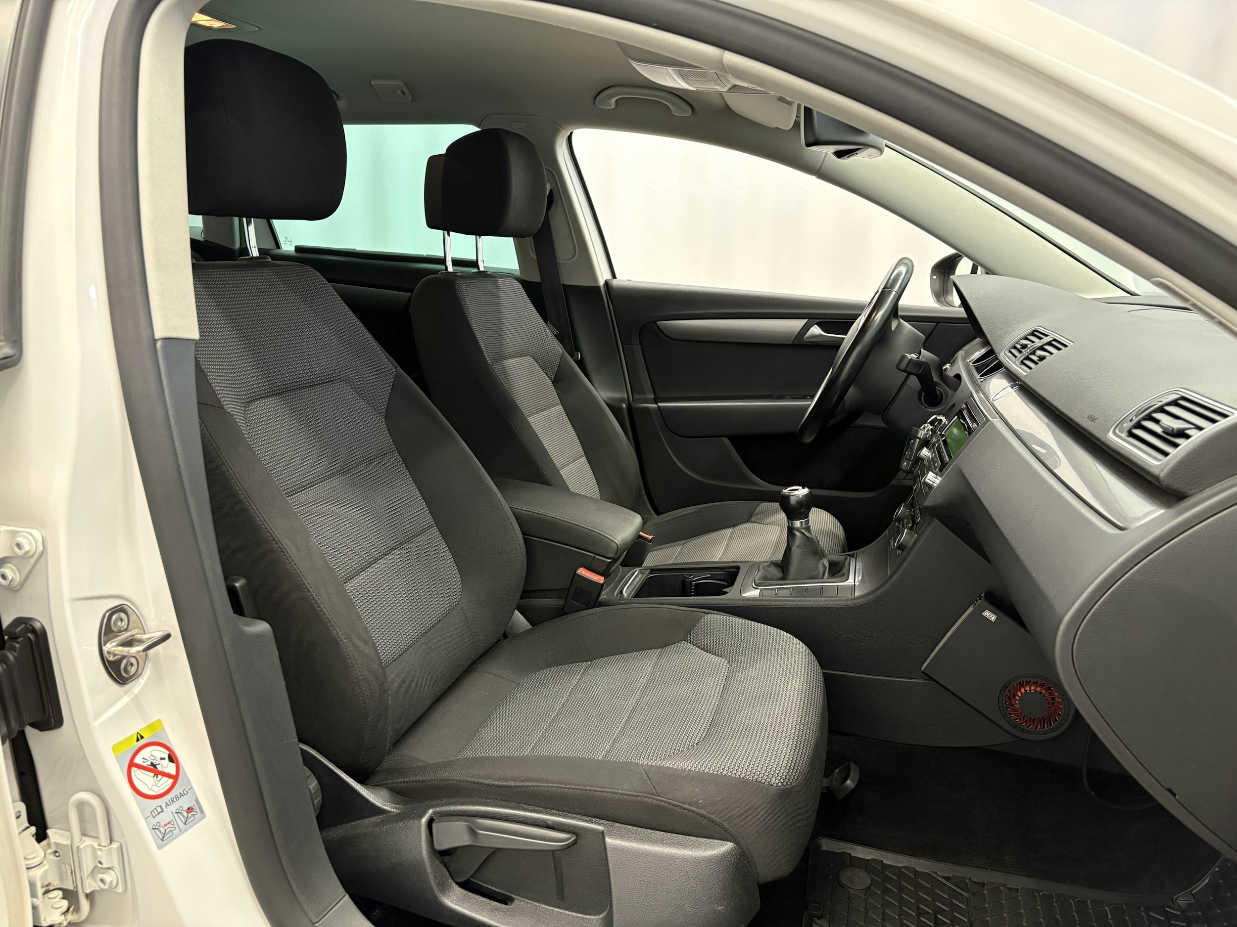 valkoinen Volkswagen Passat 2011 kuva 5.